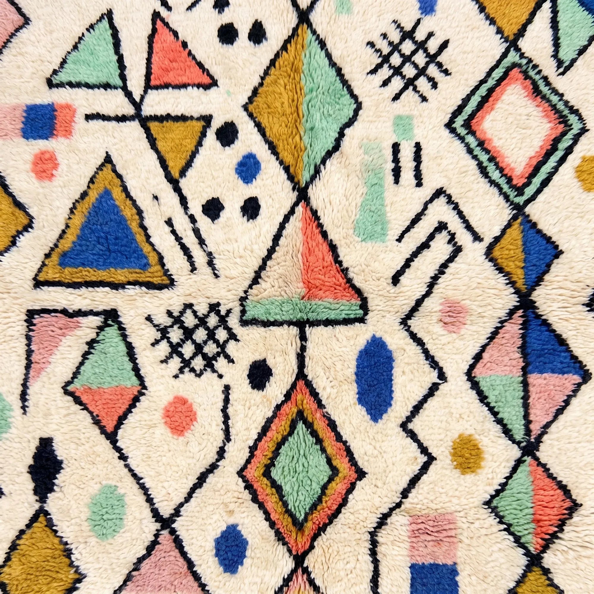 Craftsmanship and motif detail of the ivory Ighrem Azilal rug