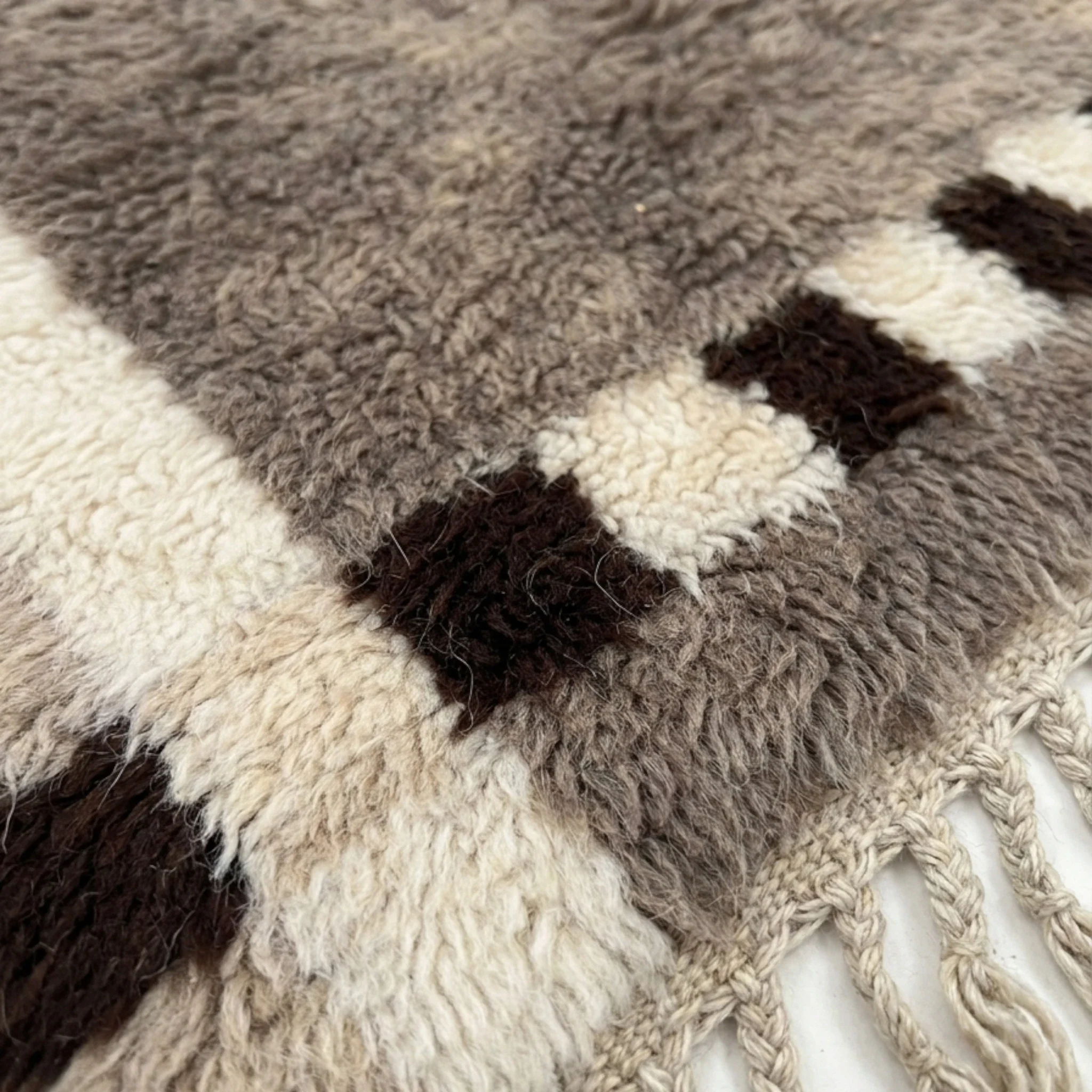 Abrid taupe Beni Ourain rug pattern detail