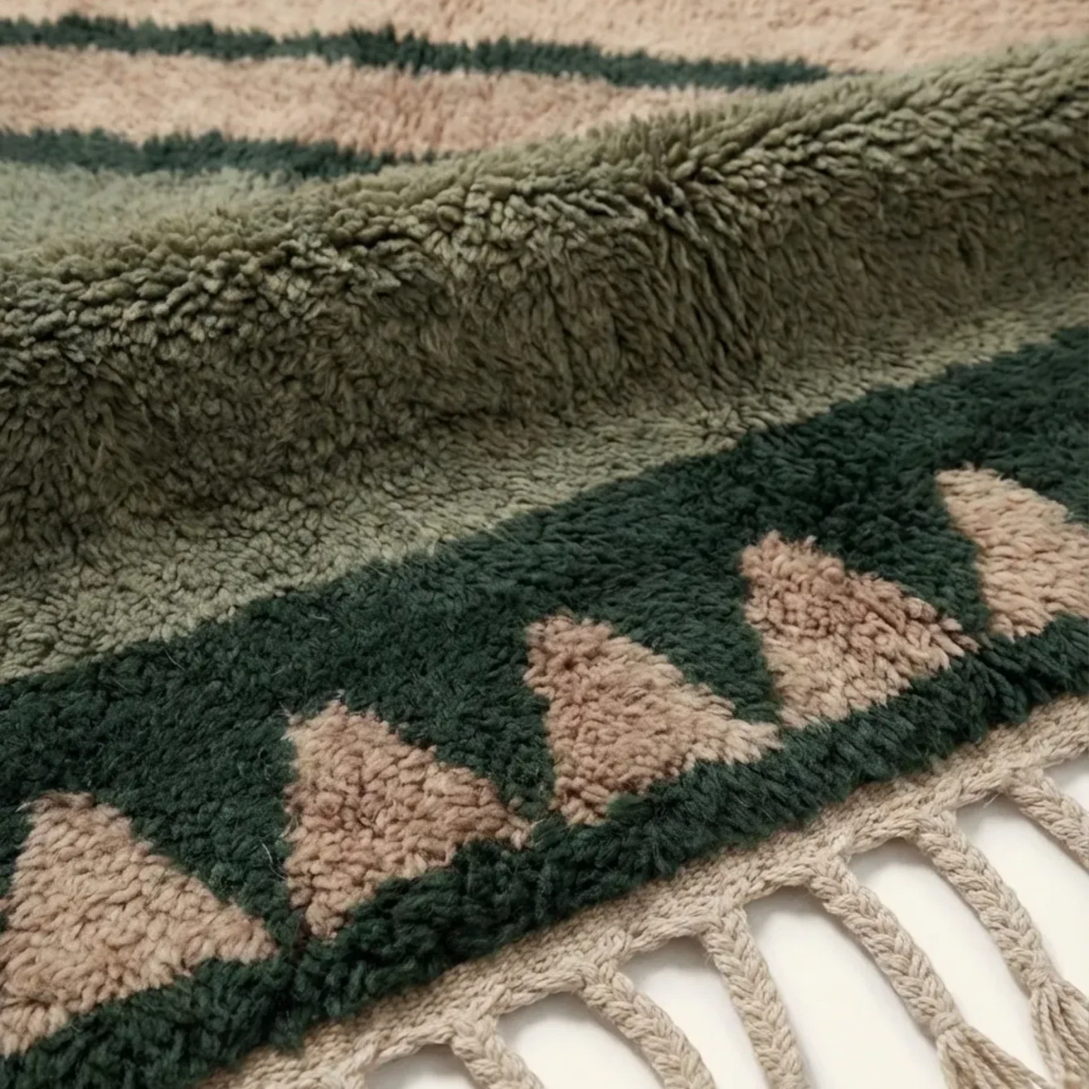 Agbalou olive Beni Ourain rug triangle border and fringe detail