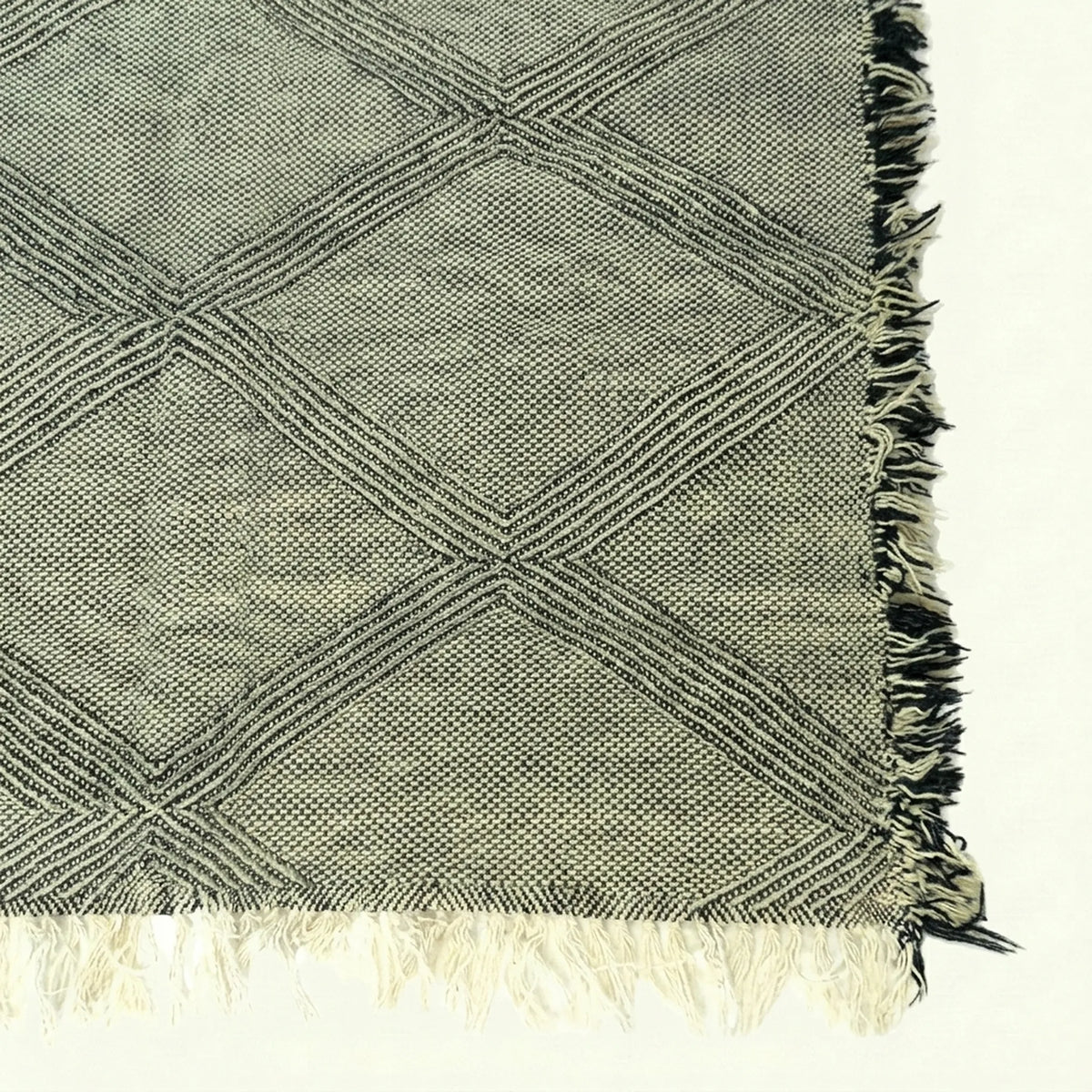 Gray Zanafi Kilim rug Aglou with diamond lattice, weave and border detail