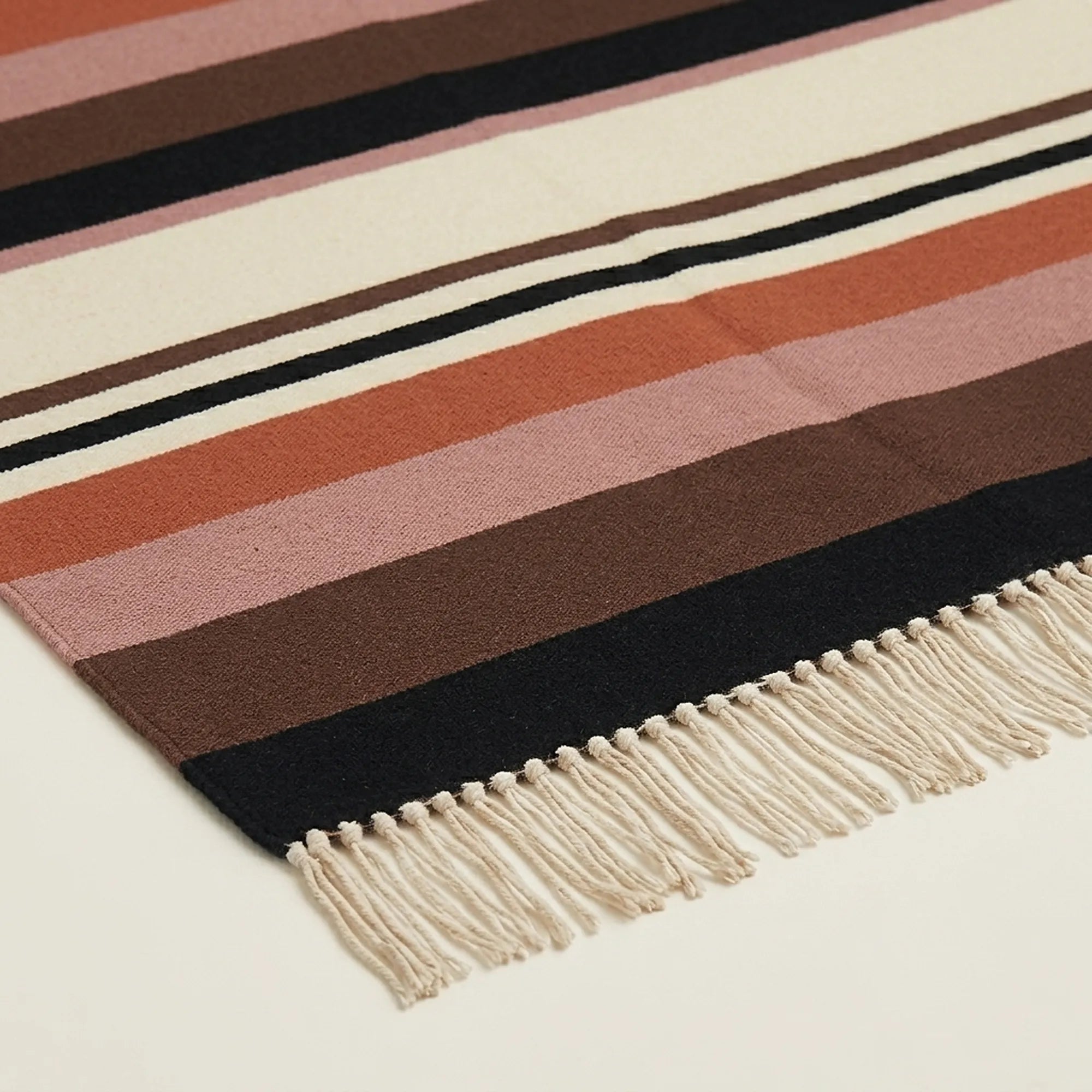 Rust Zanafi Kilim rug Akka, wide band and fringe detail