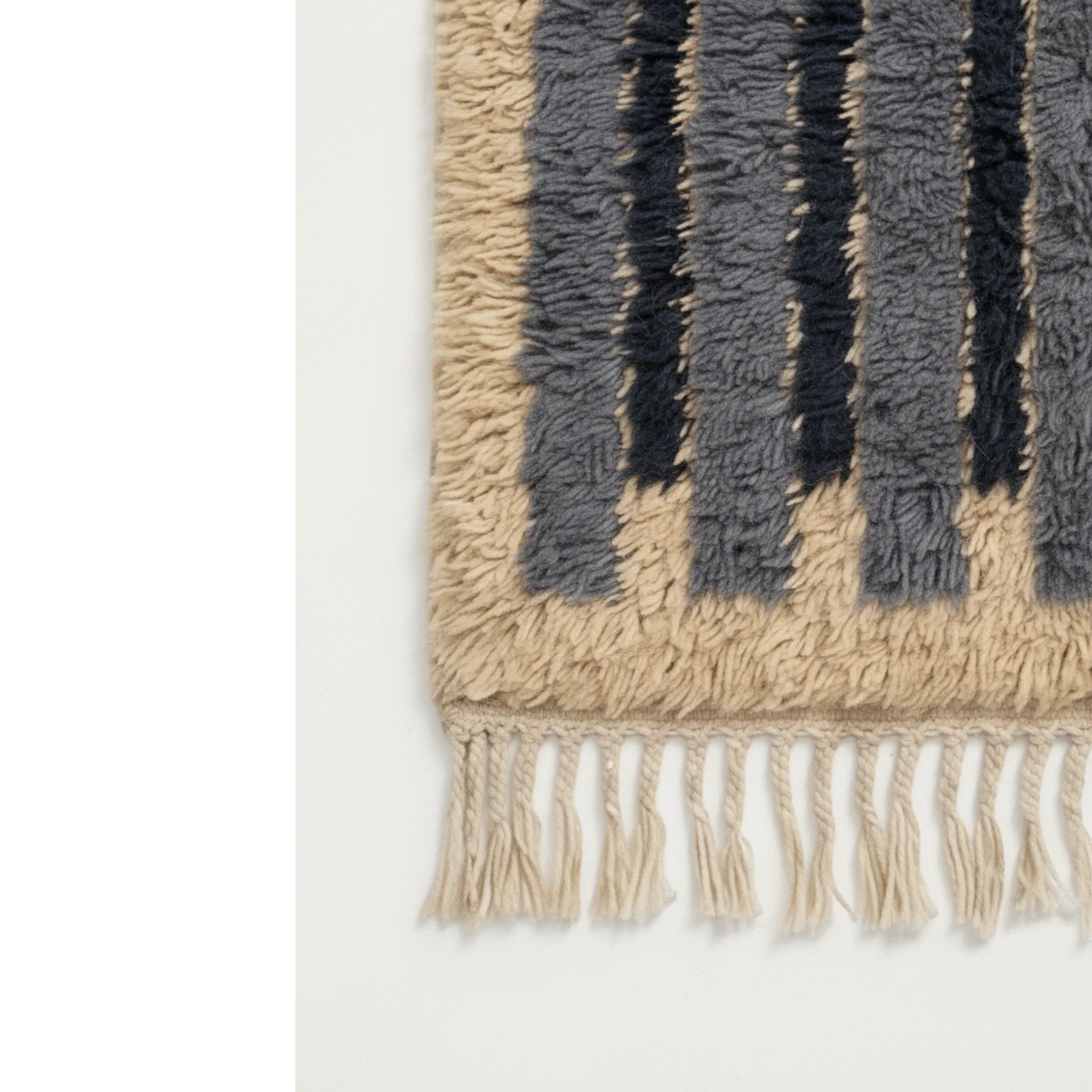 Hand-tied fringe and wool pile detail of the Asif blue rug.