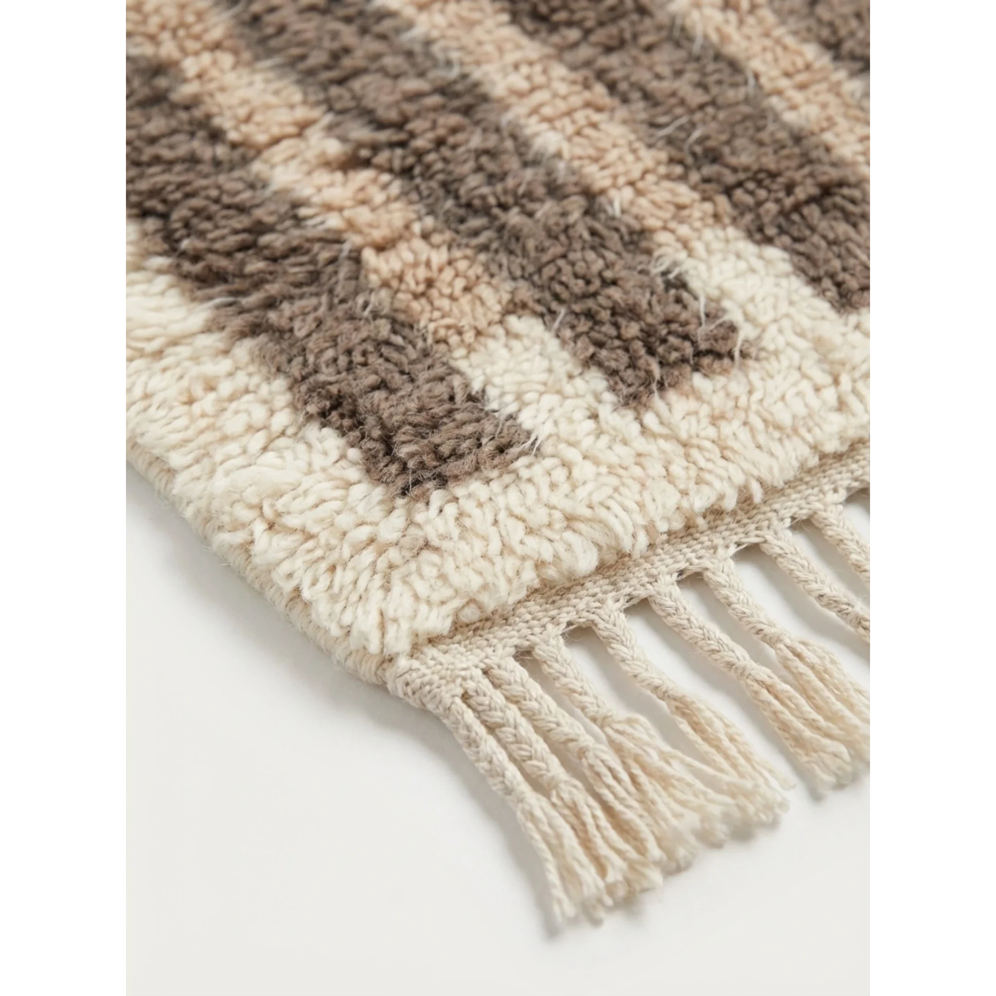 Hand-tied fringe and wool pile detail of the Aylal taupe rug.