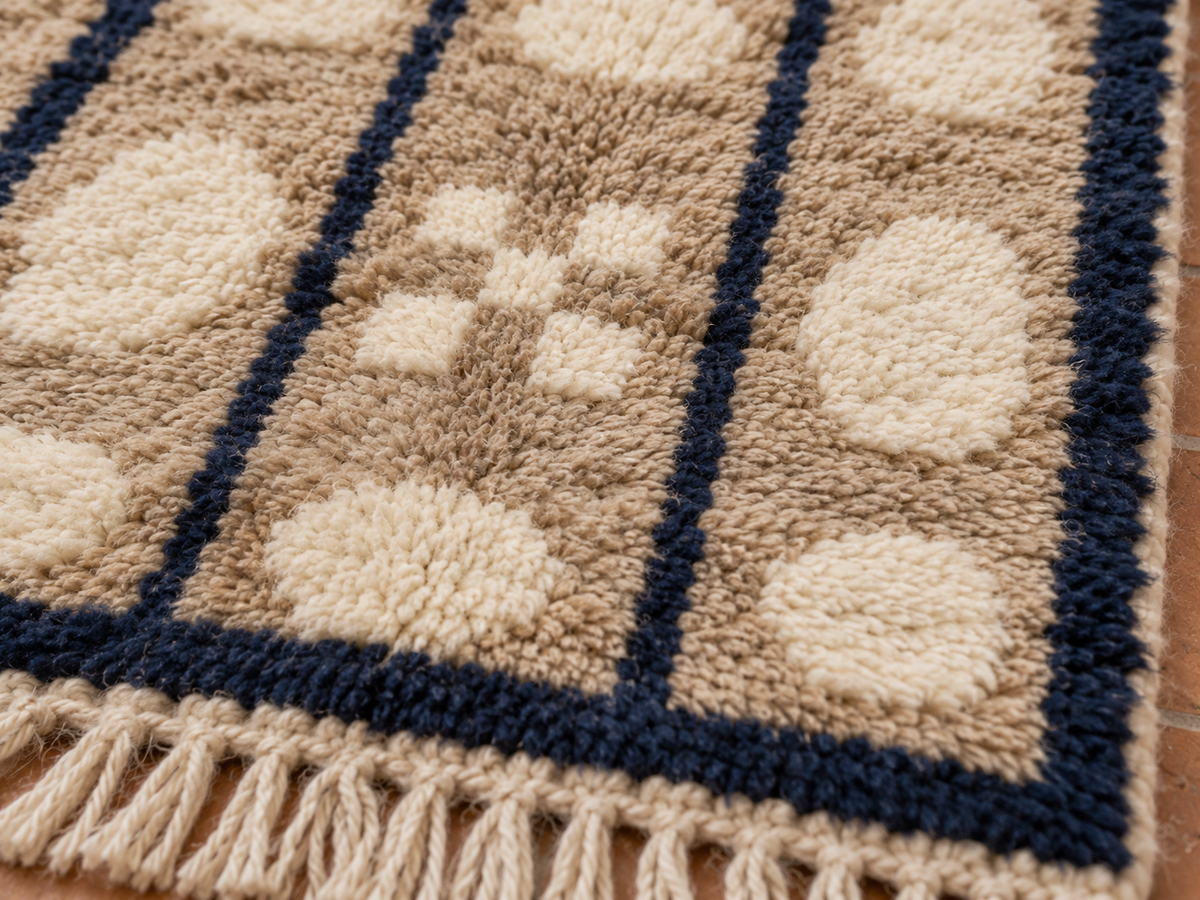 Close-up of plush wool pile showing pebble texture and navy column borders on the Mrirt runner