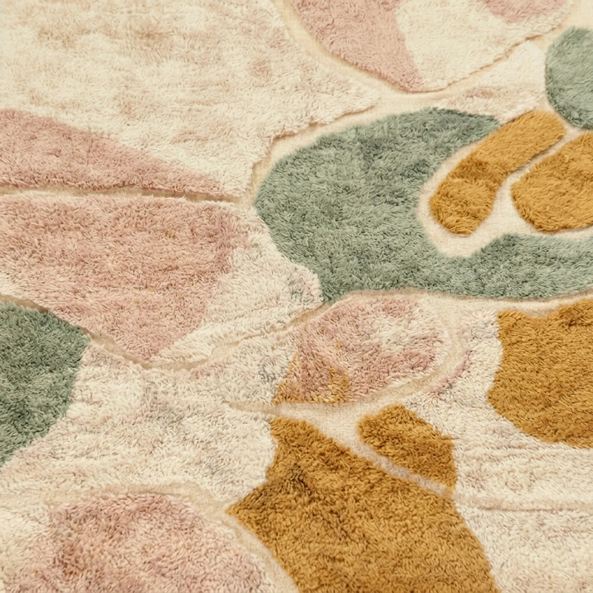 Blush & Sage Mrirt rug Tafzara, flowing organic shapes pattern detail