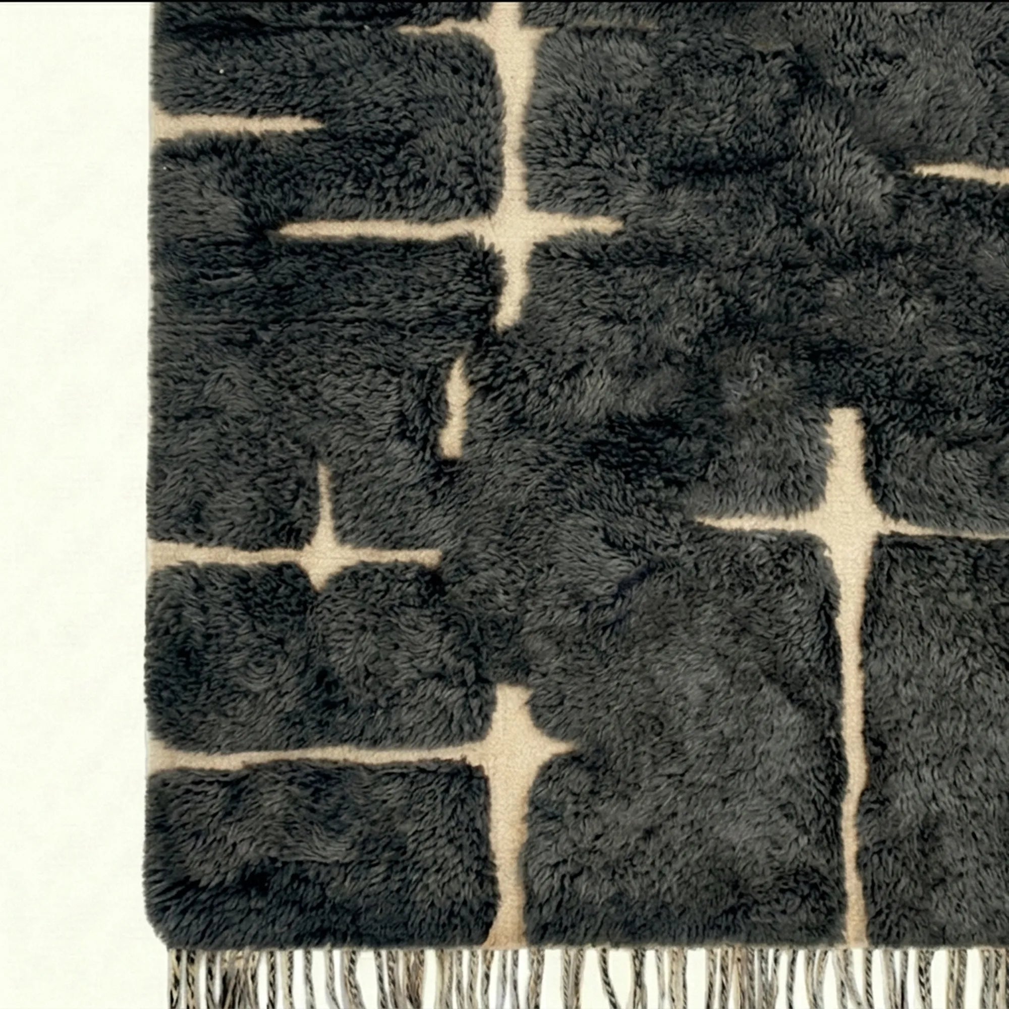 Charcoal and ivory Mrirt rug Itriwen pattern and pile detail