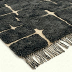 Charcoal and ivory Mrirt rug Itriwen angled edge detail