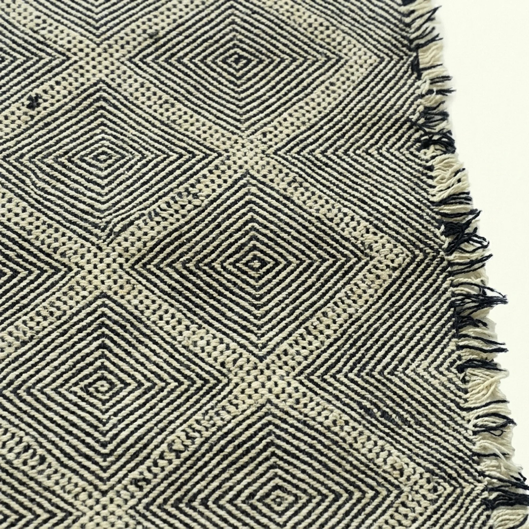 Charcoal Zanafi kilim rug Amezruy with diamond lattice, weave detail