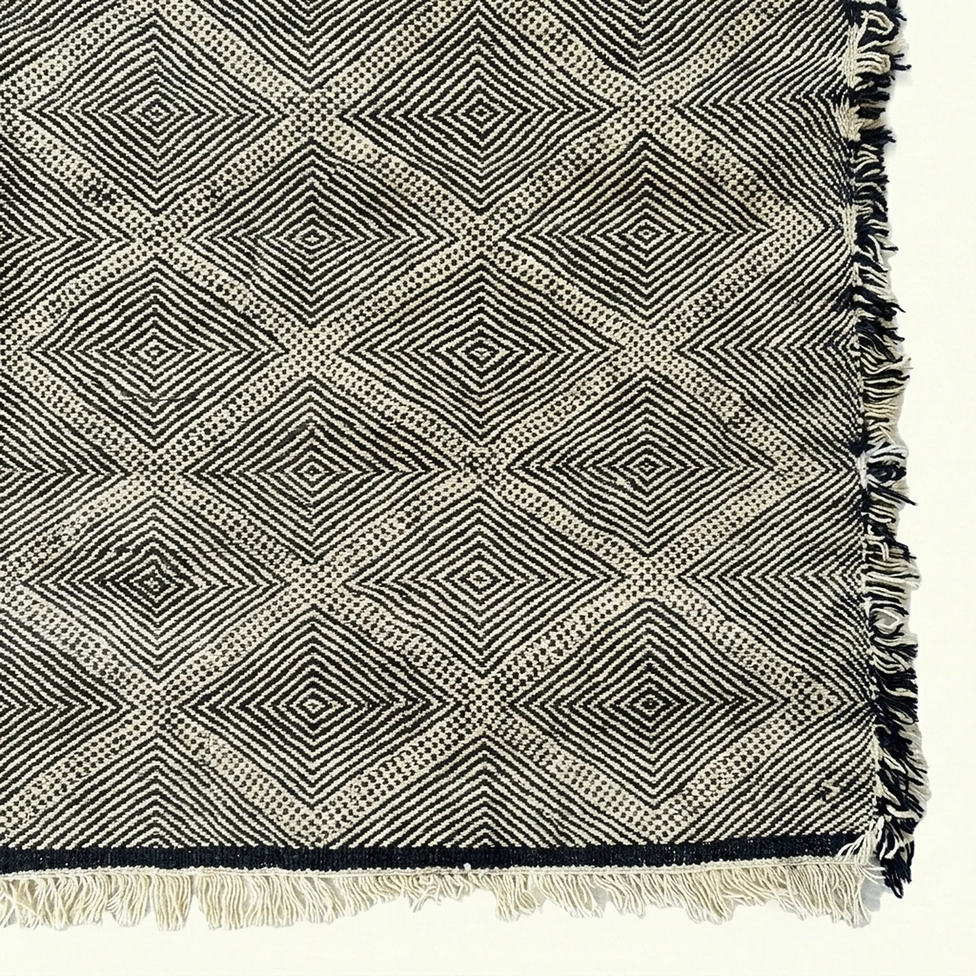 Charcoal Zanafi kilim rug Amezruy with diamond lattice, fringe detail