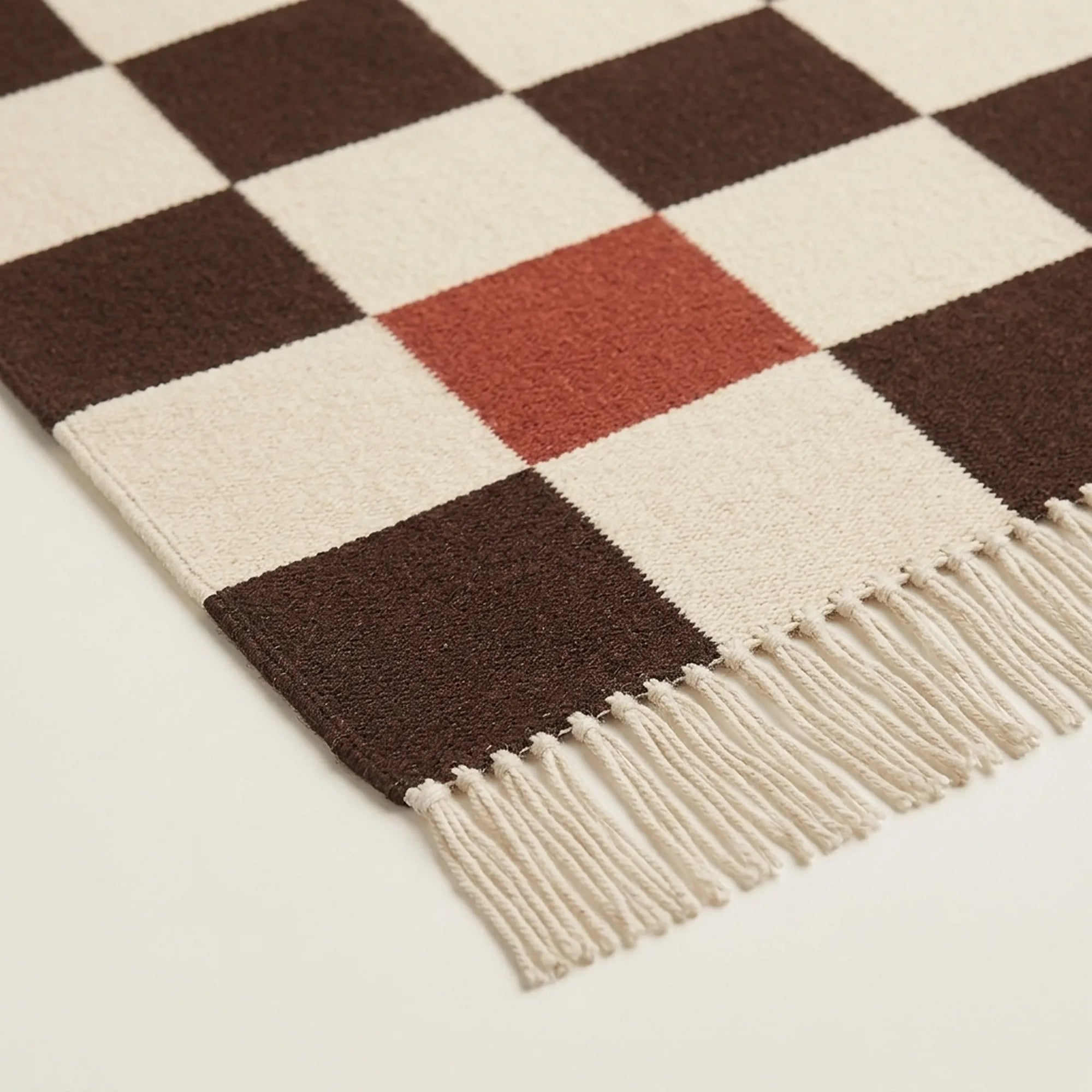 Ivory Zanafi rug Demnate checkerboard border and fringe detail