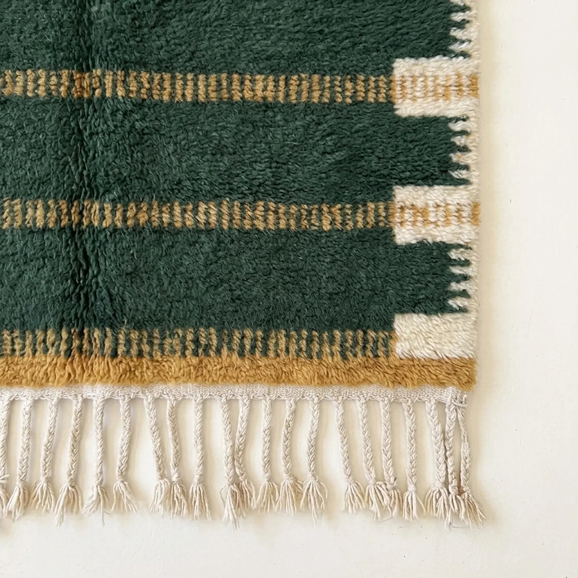 Close-up of the natural Atlas wool texture on the Azru rug.