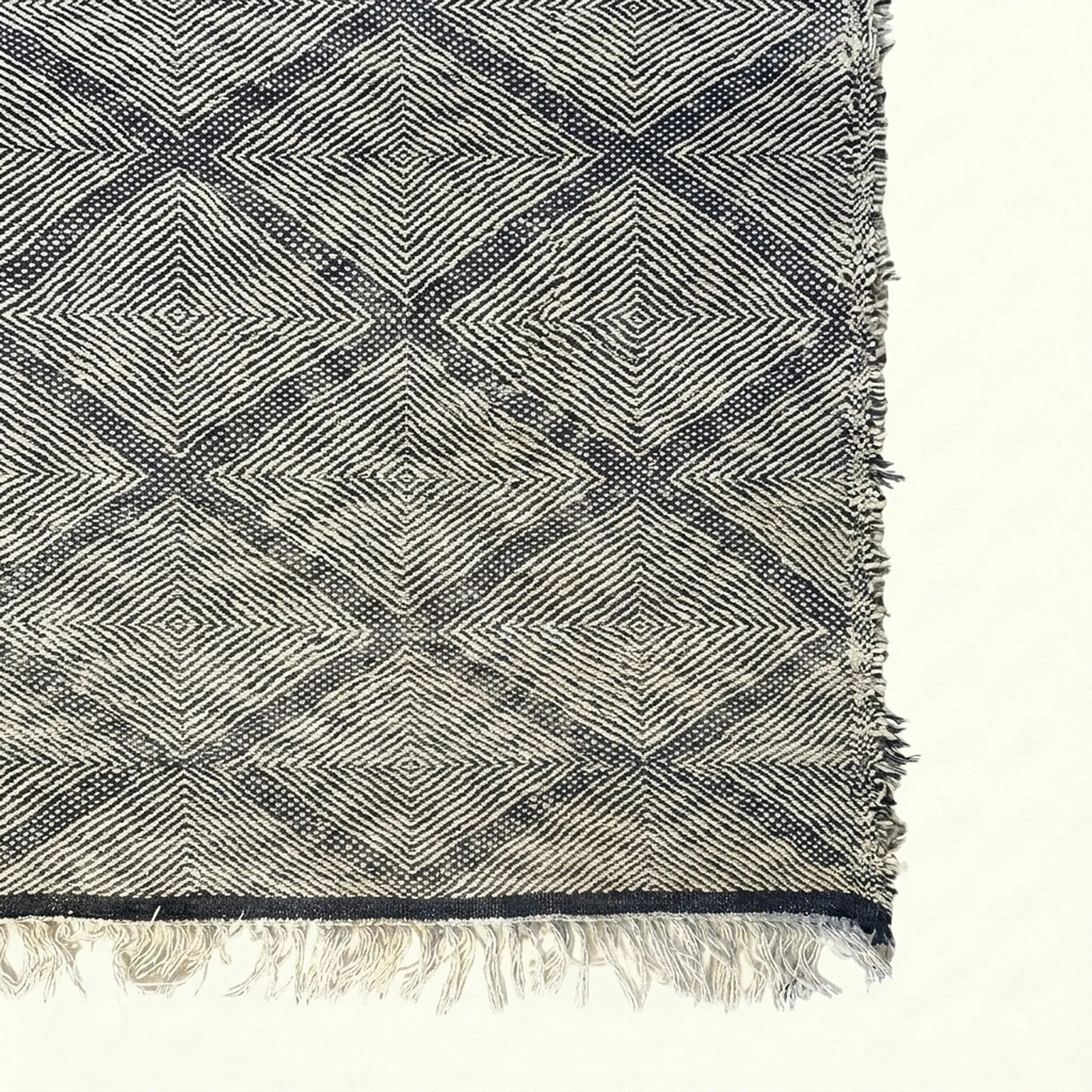 Gray and charcoal Zanafi kilim rug Azelmad with diamond lattice, diamond lattice pattern detail
