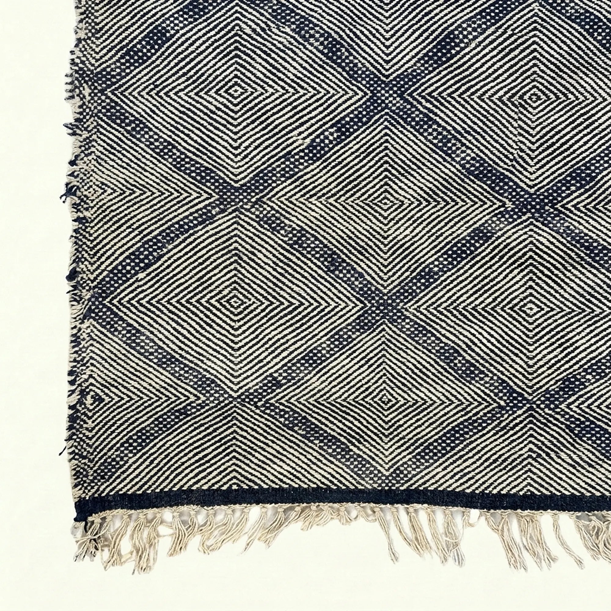 Gray and charcoal Zanafi kilim rug Azelmad with diamond lattice, flat-weave texture detail