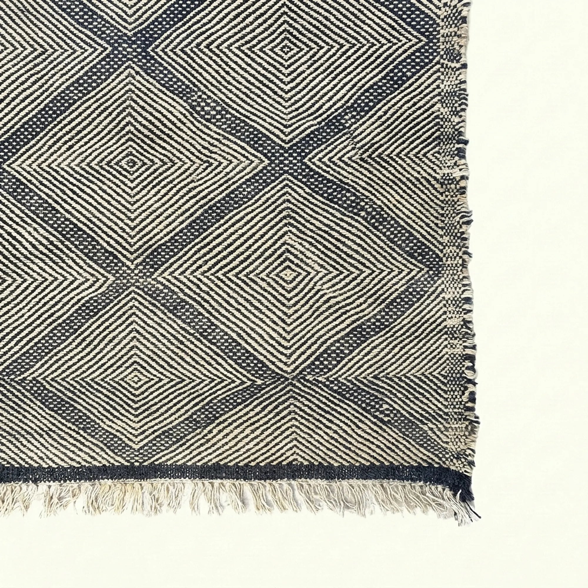 Gray and charcoal Zanafi kilim rug Azelmad with diamond lattice, edge and fringe detail