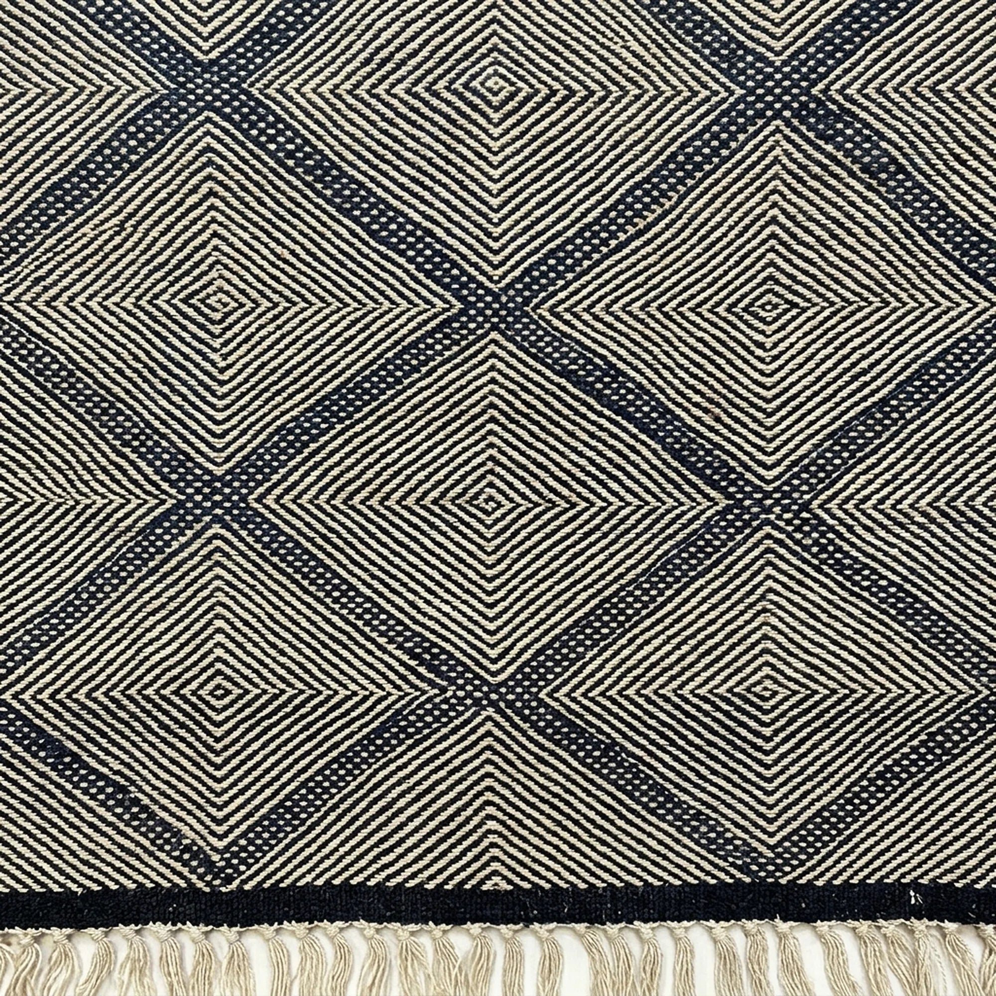 Gray and charcoal Zanafi kilim rug Azelmad with diamond lattice, additional weave detail