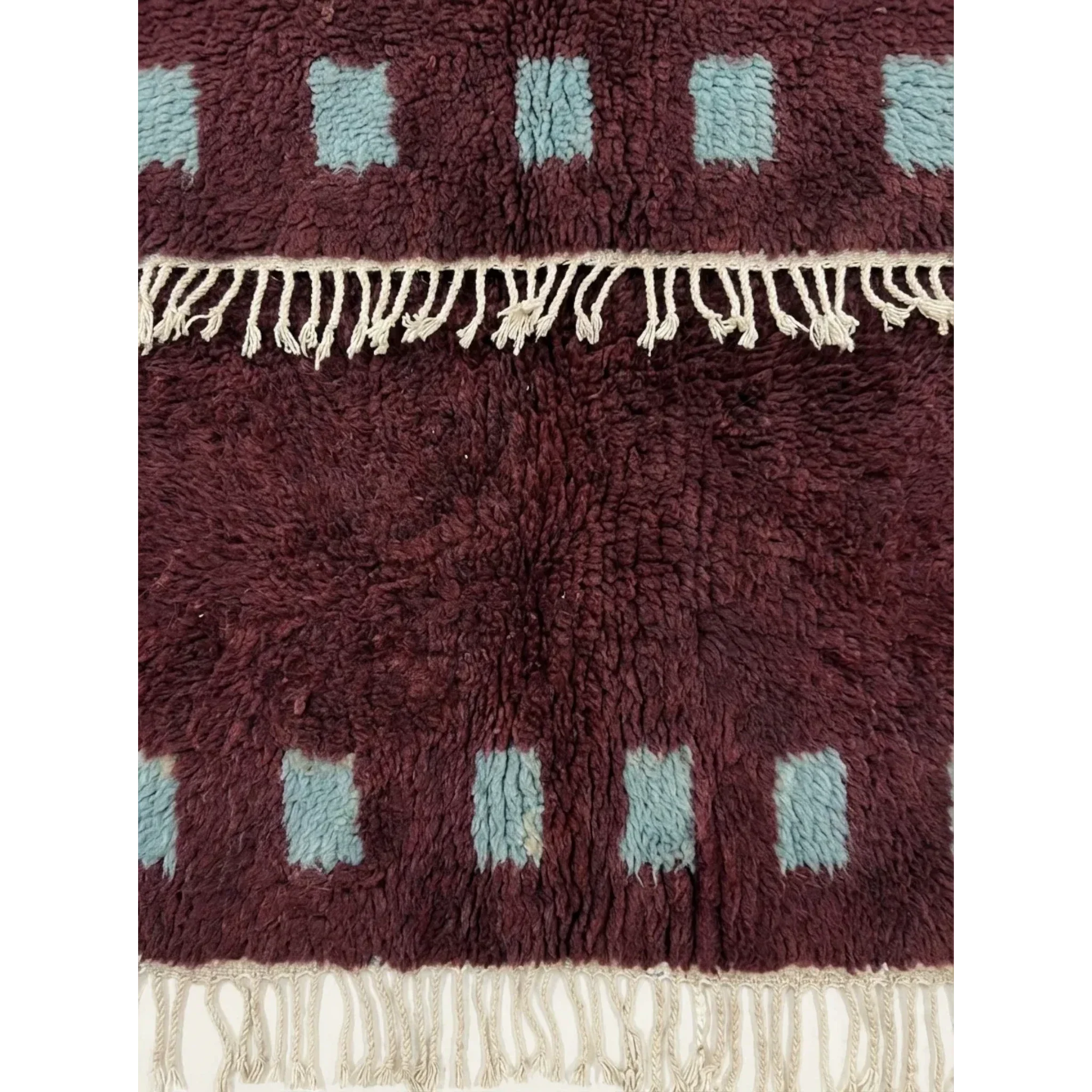 Hand-tied fringe and dense Atlas wool detail of the Idir burgundy rug.