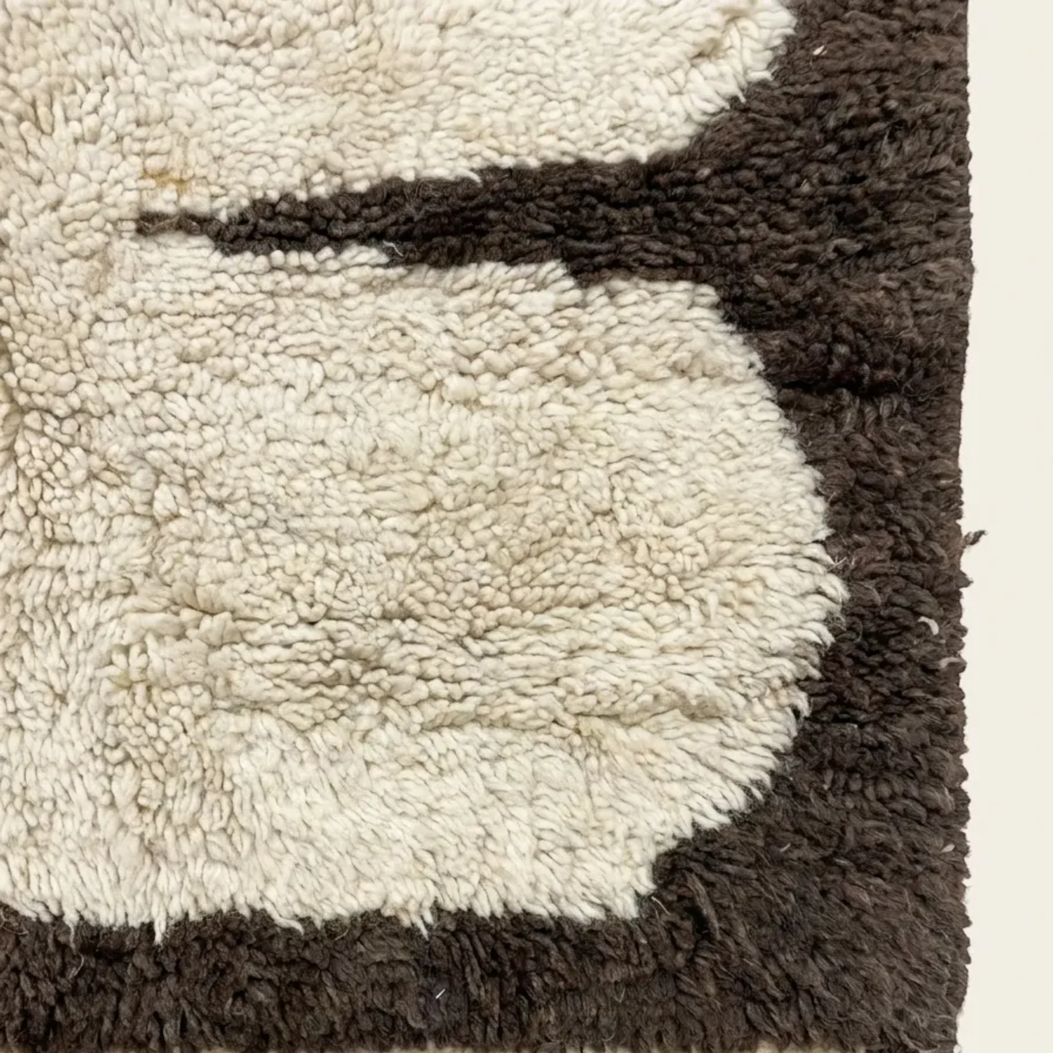 Ifri ivory Beni Ourain rug border detail