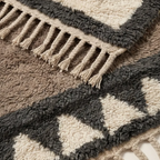 Imilchil taupe Beni Ourain rug triangle border and fringe detail