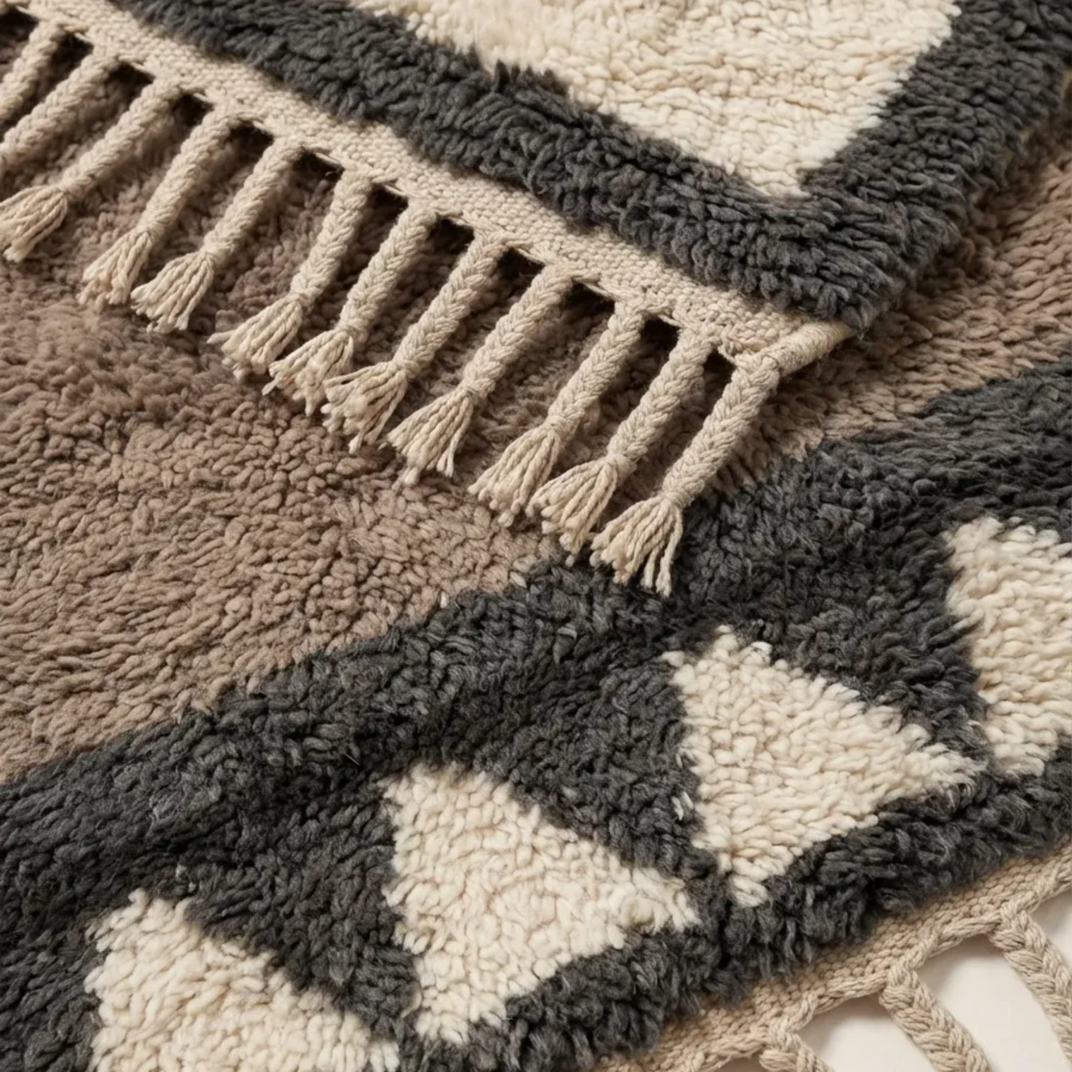 Imilchil taupe Beni Ourain rug triangle border and fringe detail