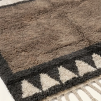 Imilchil taupe Beni Ourain rug framed triangle motif detail