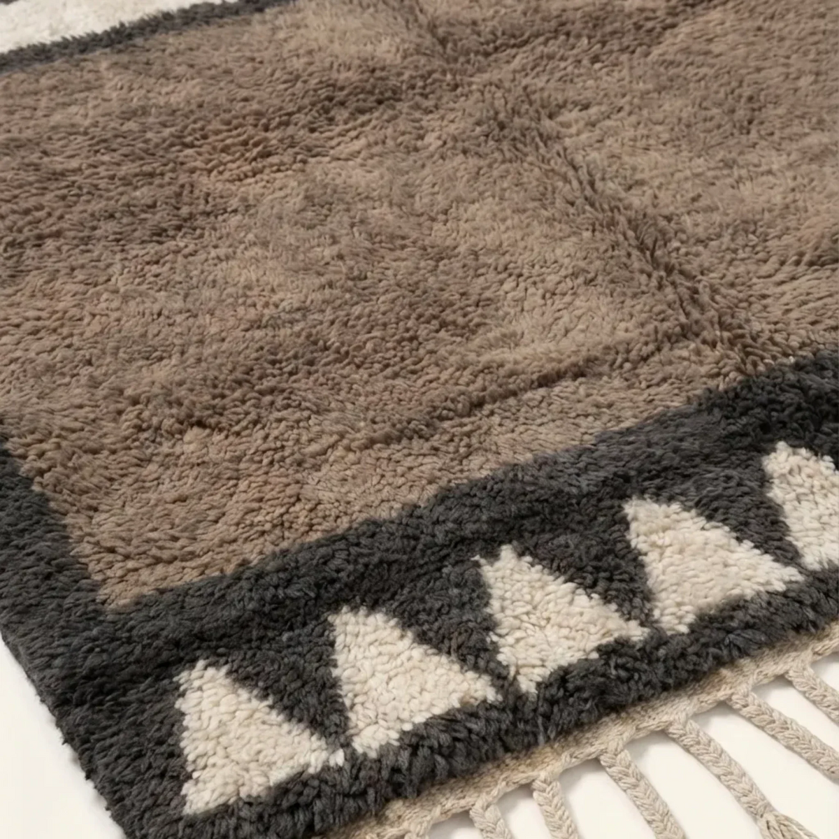 Imilchil taupe Beni Ourain rug framed triangle motif detail