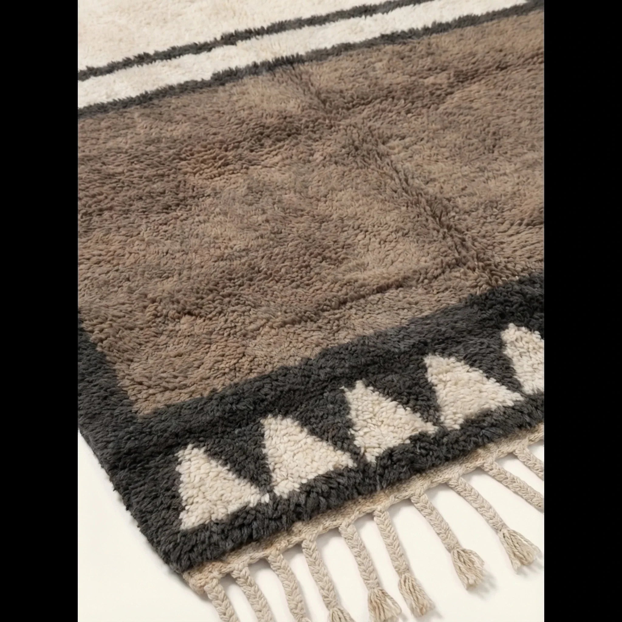 Close-up of the taupe and ivory framed triangle motif on the Imilchil rug.