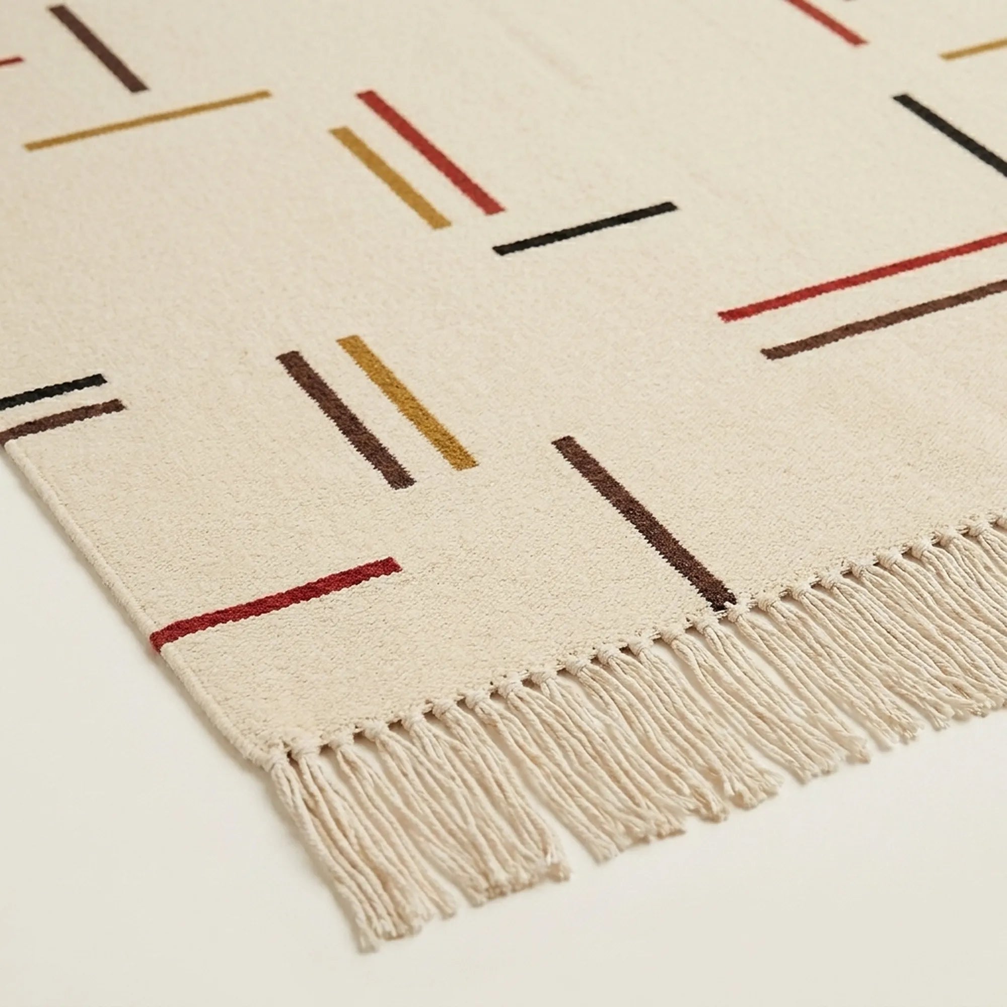Ivory Zanafi Kilim rug Irherm, dash motif and fringe detail
