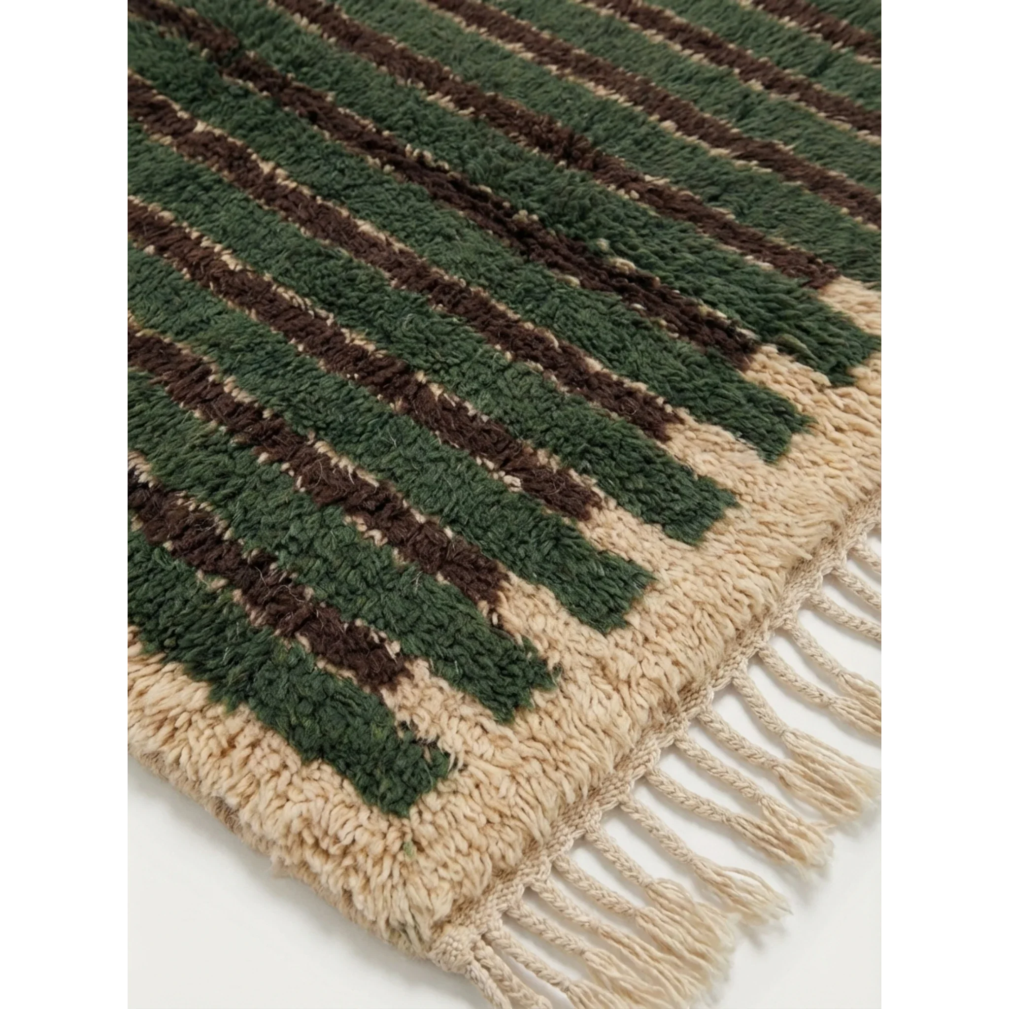 Hand-tied fringe and wool pile detail of the Itri green rug.