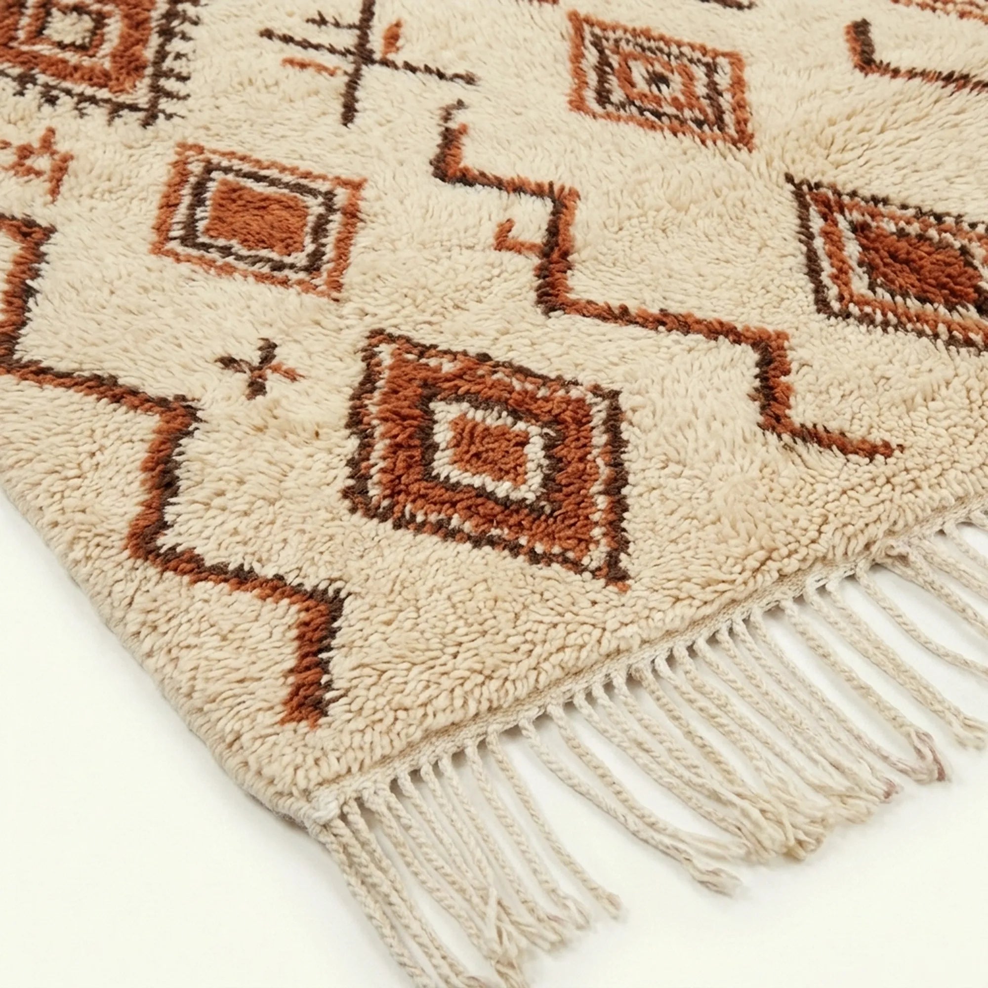 Ivory Azilal rug Adrar with rust diamond pattern, pattern detail