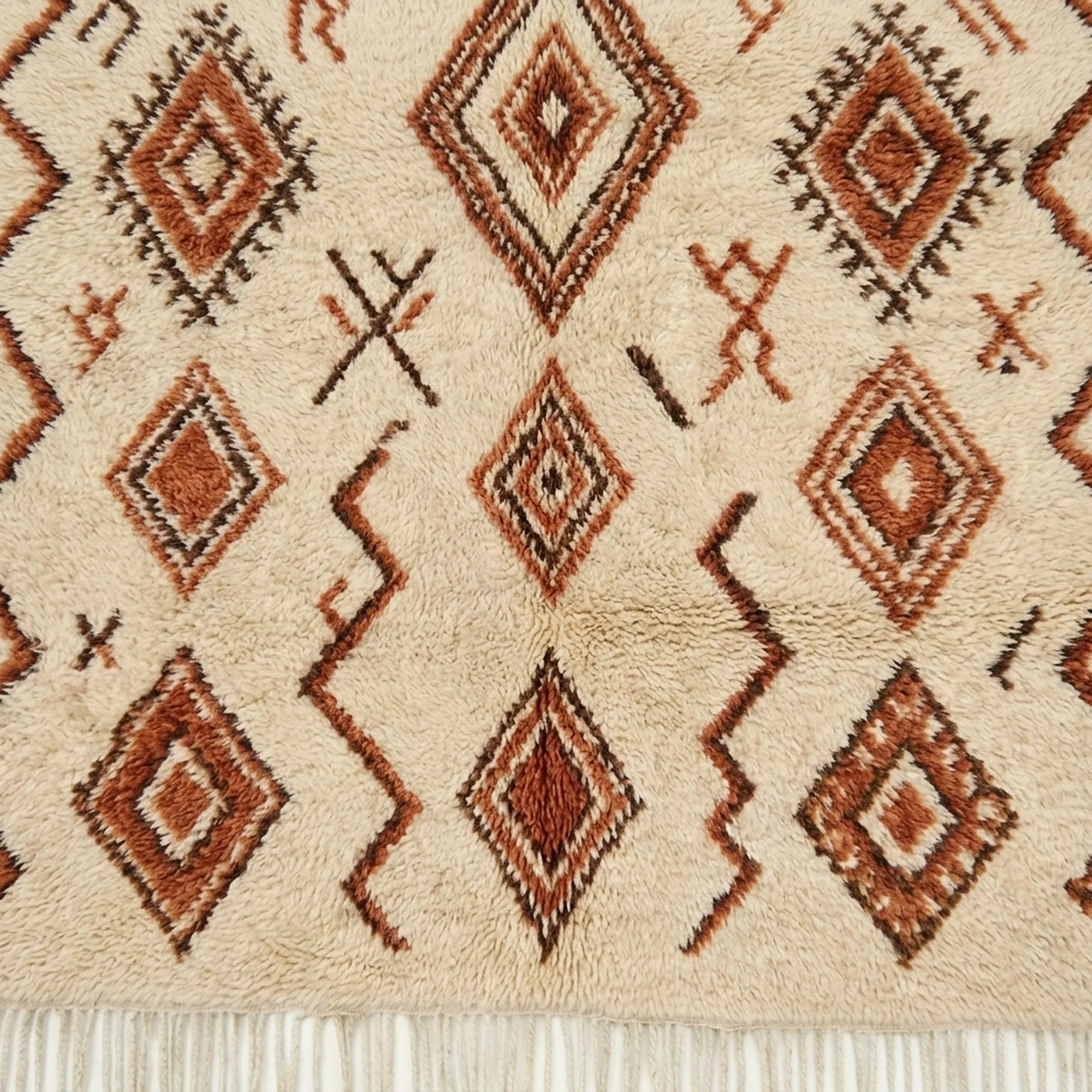 Ivory Azilal rug Adrar with rust diamond pattern, wool texture detail