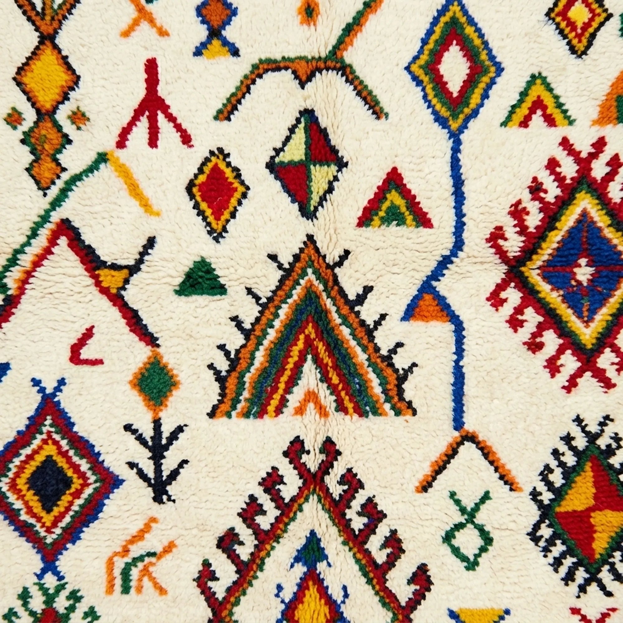 Ivory Azilal rug Asefru with tribal diamond pattern, pattern detail