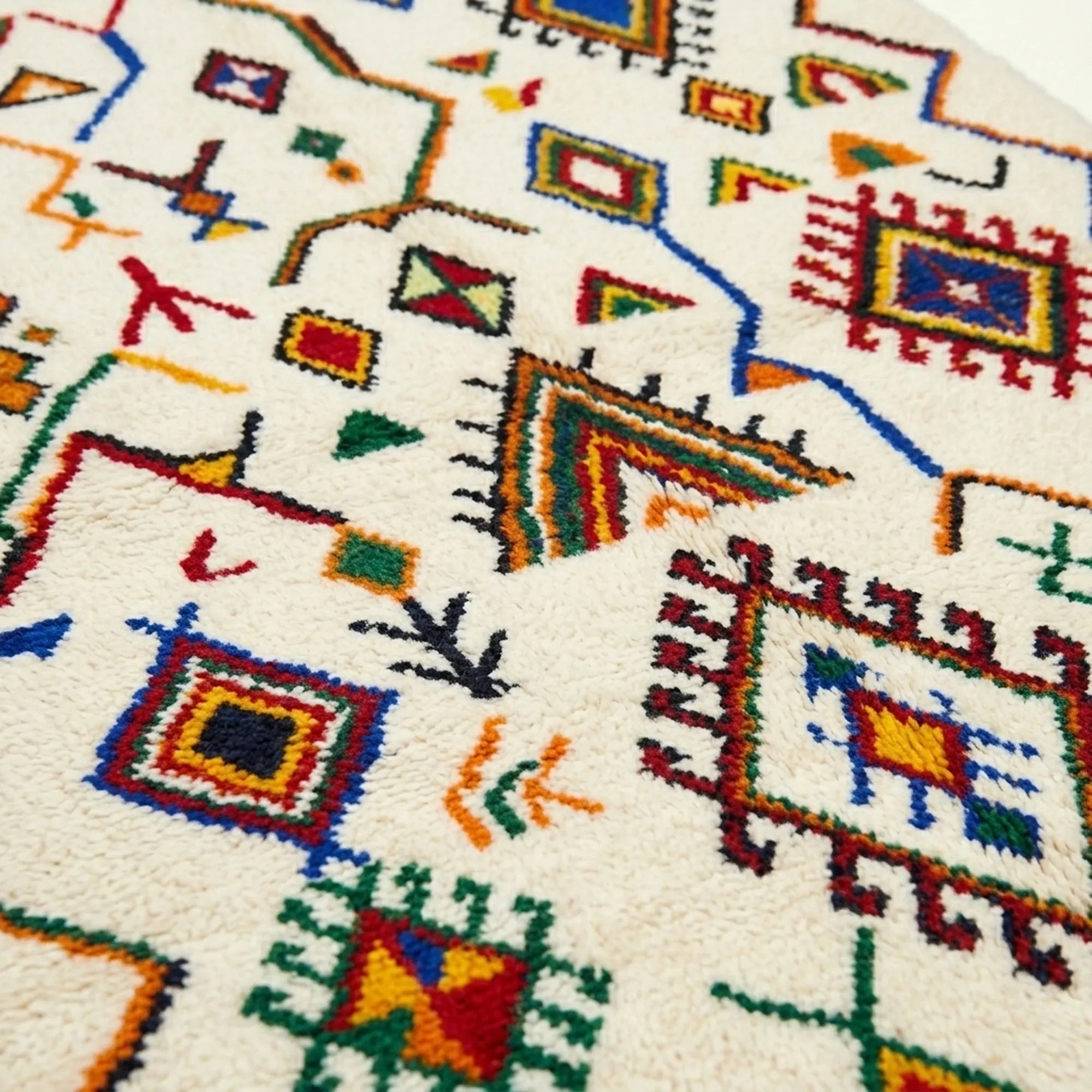Ivory Azilal rug Asefru with tribal diamond pattern, wool texture detail