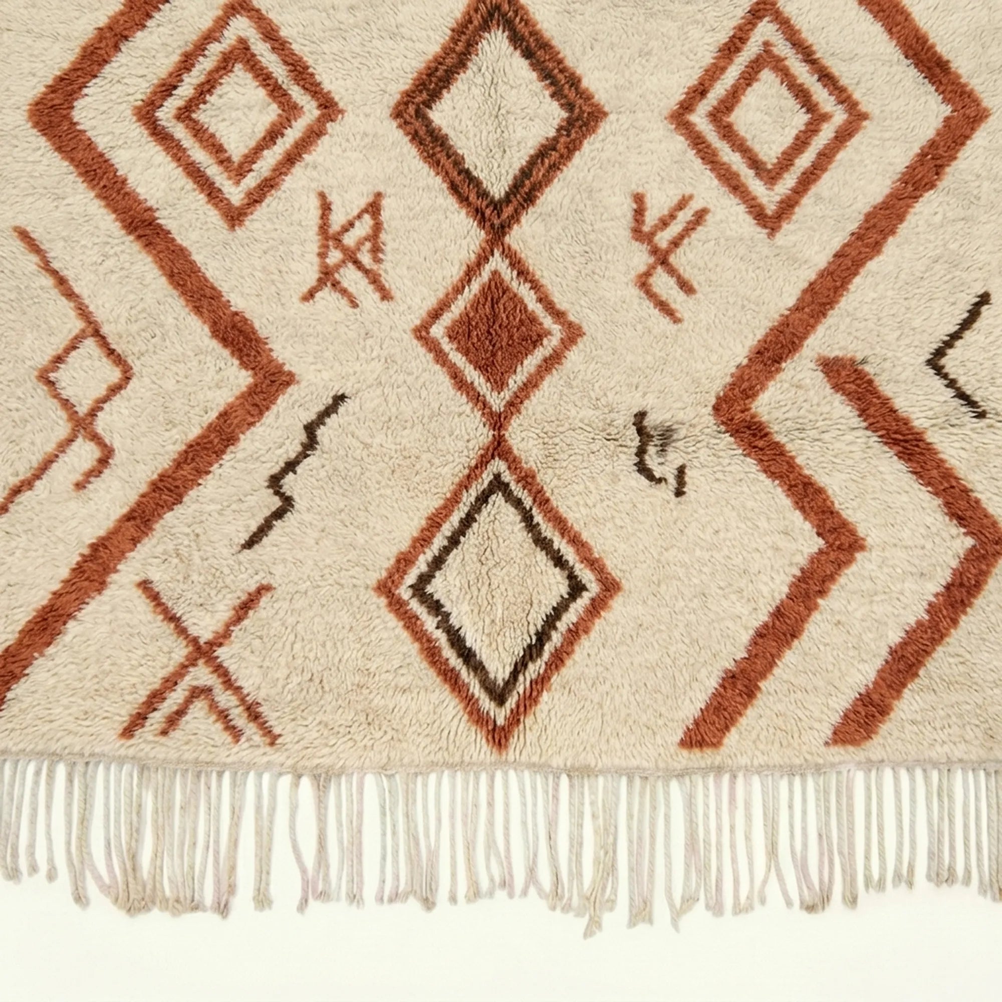 Ivory Azilal rug Assif with rust zigzag diamonds, wool texture detail