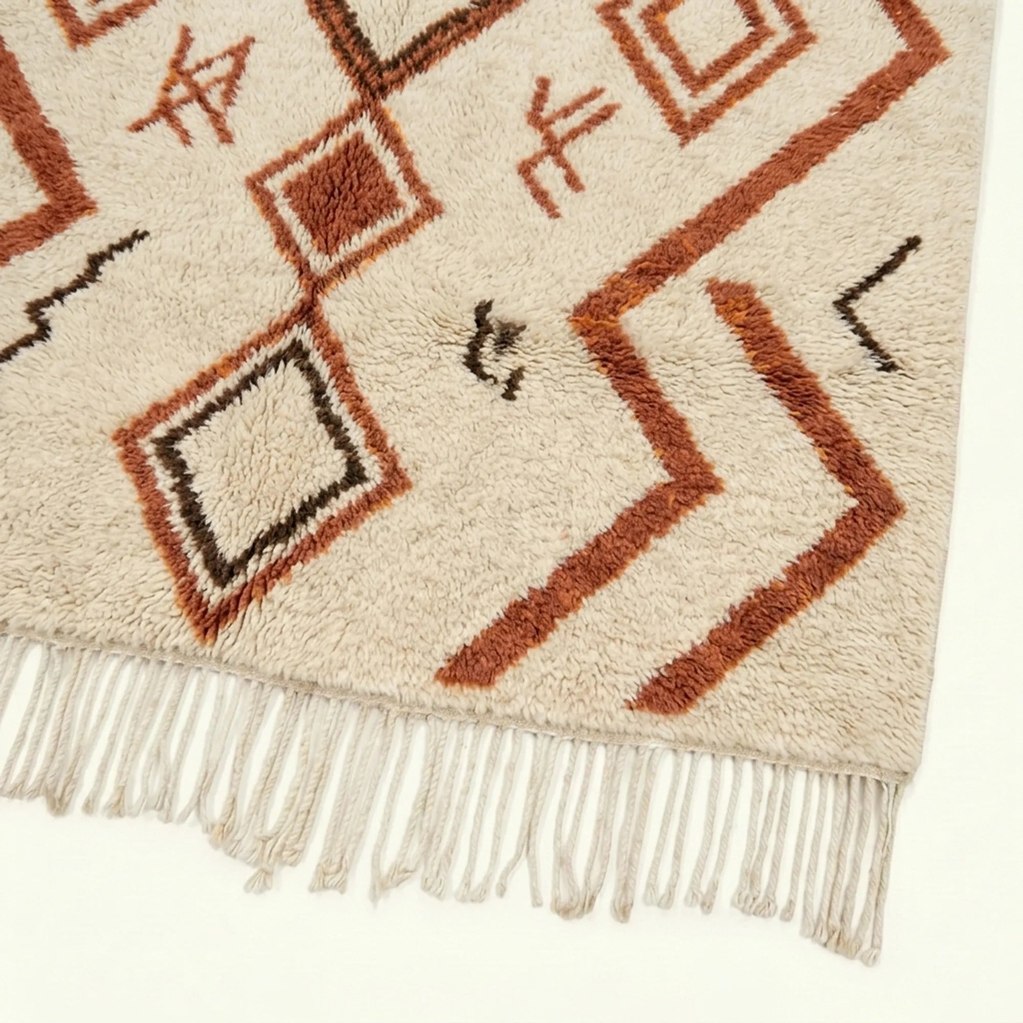 Ivory Azilal rug Assif with rust zigzag diamonds, craftsmanship detail
