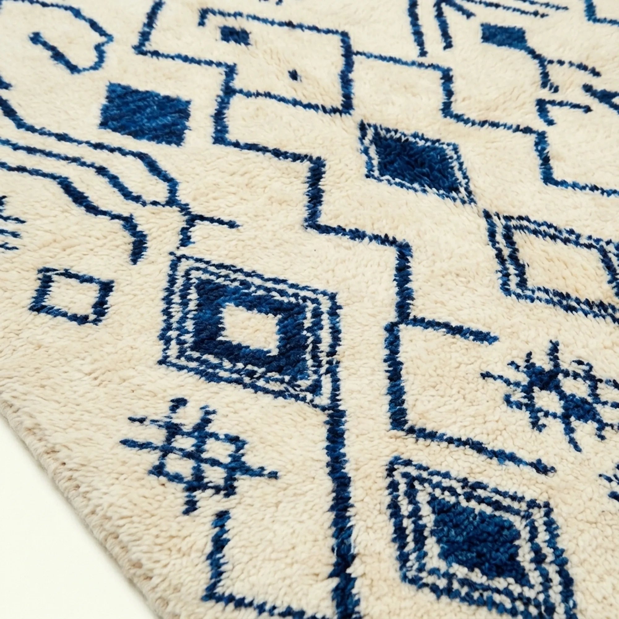 Ivory Azilal rug Imnayen with blue tribal diamonds, pattern detail