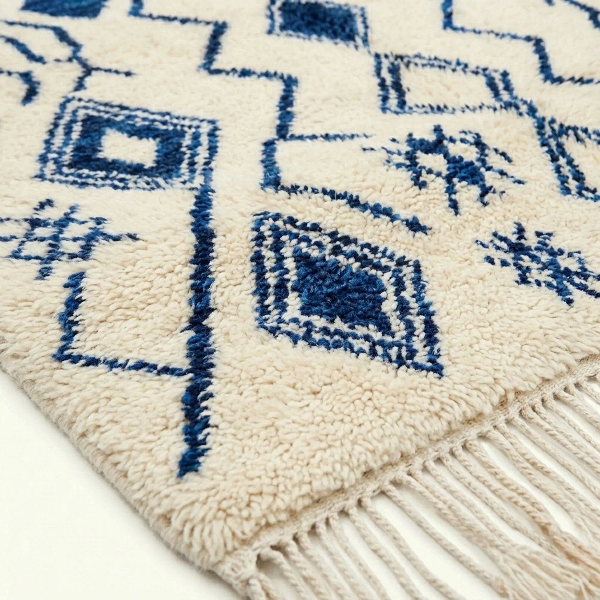 Ivory Azilal rug Imnayen with blue tribal diamonds, border detail