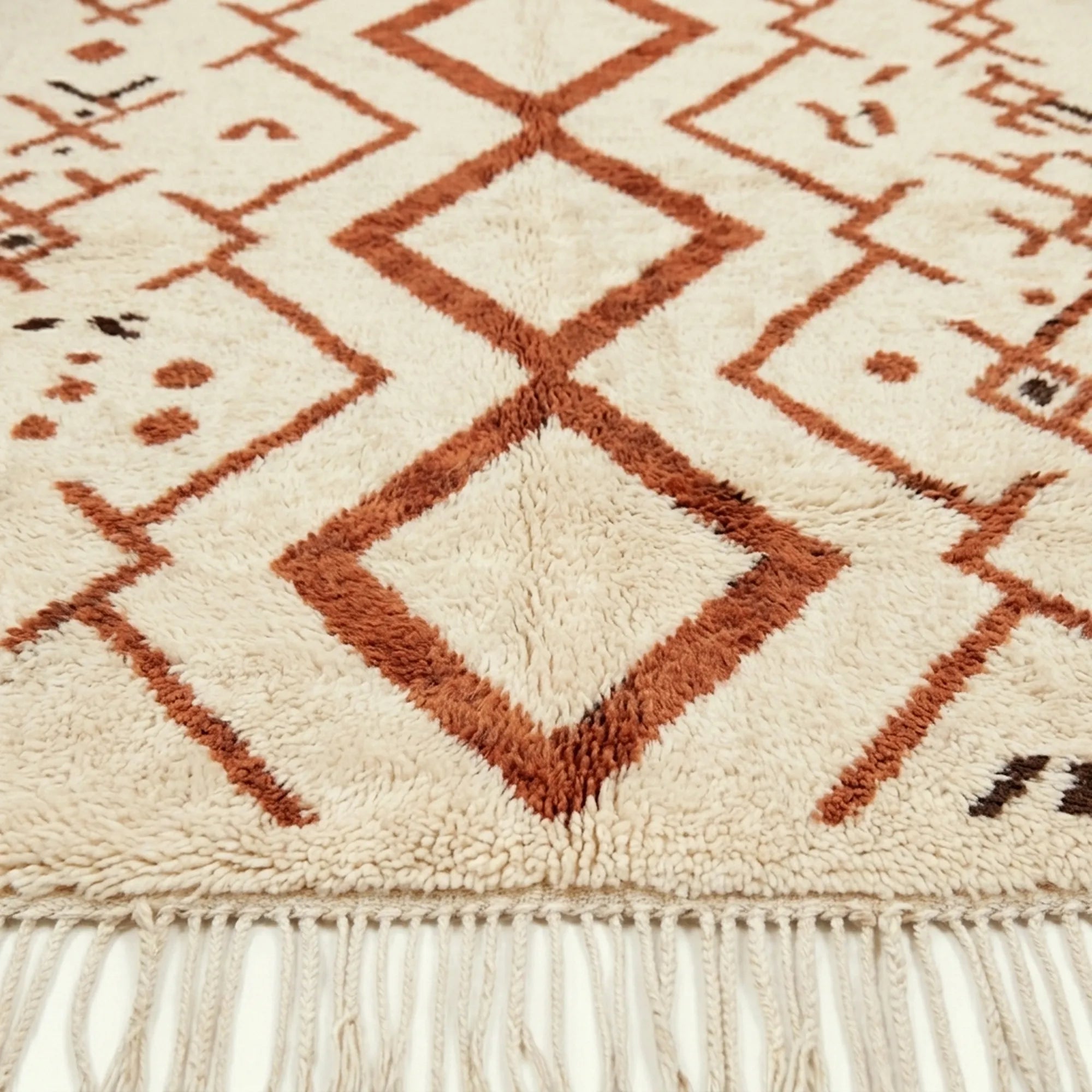 Ivory Azilal rug Izri with rust linear diamond pattern, border detail