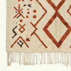 Ivory Azilal rug Izri with rust linear diamond pattern, craftsmanship detail
