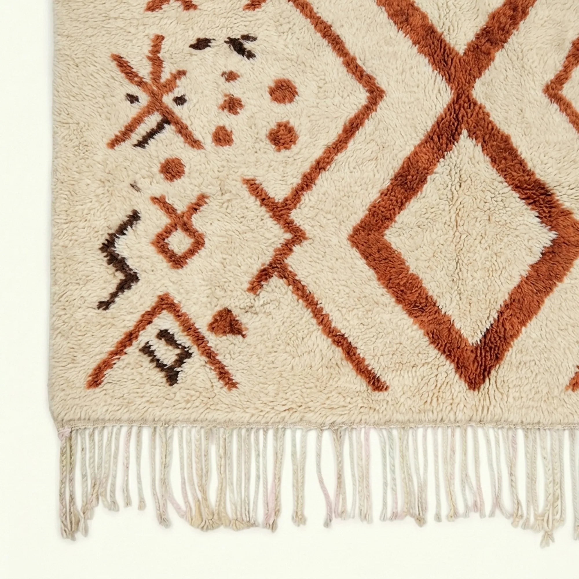 Ivory Azilal rug Izri with rust linear diamond pattern, craftsmanship detail