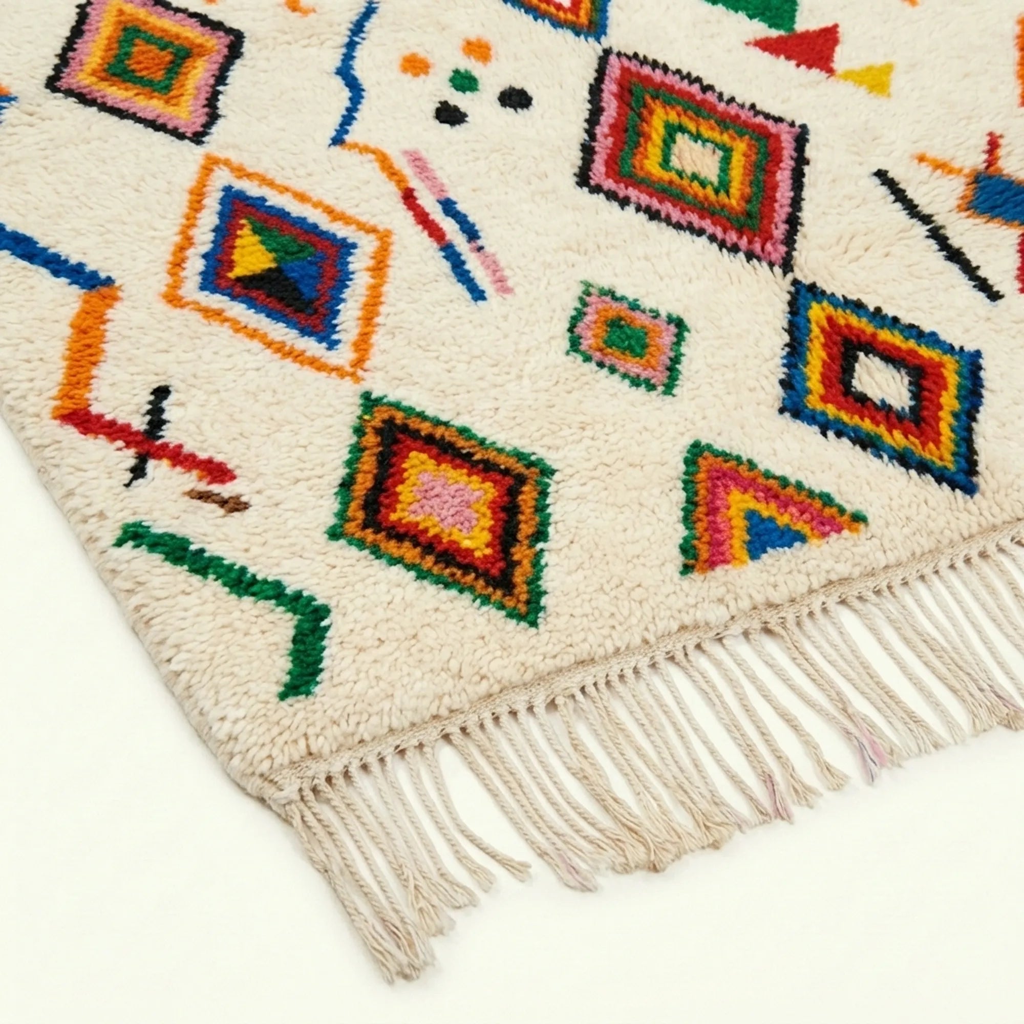 Ivory Azilal rug Tamuda with multicolor diamond mosaic, craftsmanship detail
