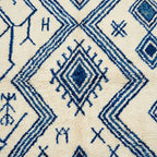 Ivory Azilal rug Tasga with blue angular diamonds, pattern detail