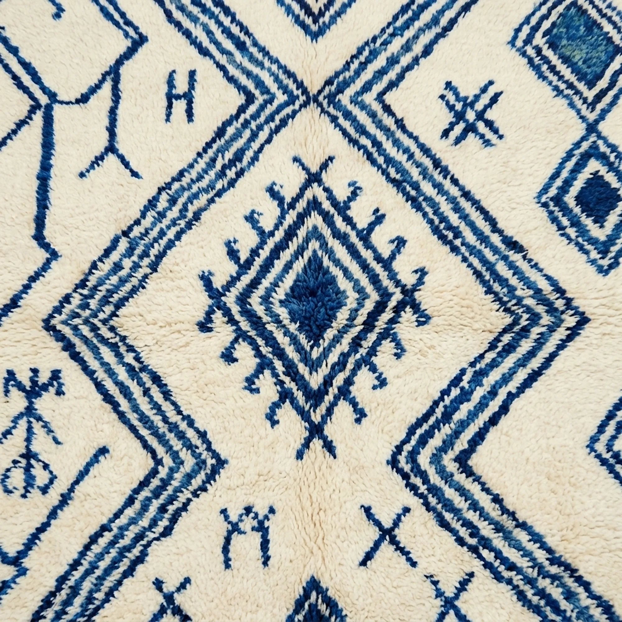 Ivory Azilal rug Tasga with blue angular diamonds, pattern detail