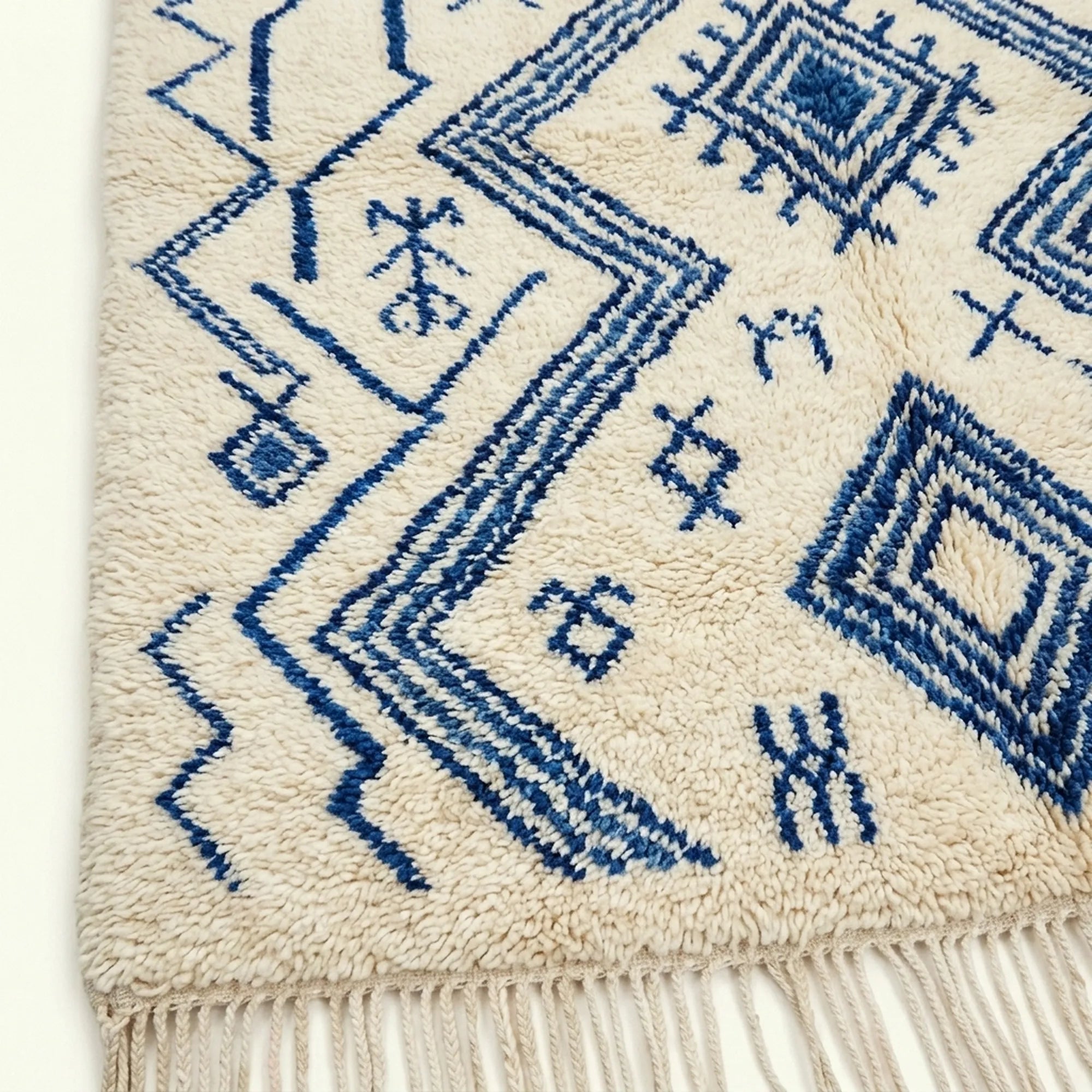 Ivory Azilal rug Tasga with blue angular diamonds, wool texture detail
