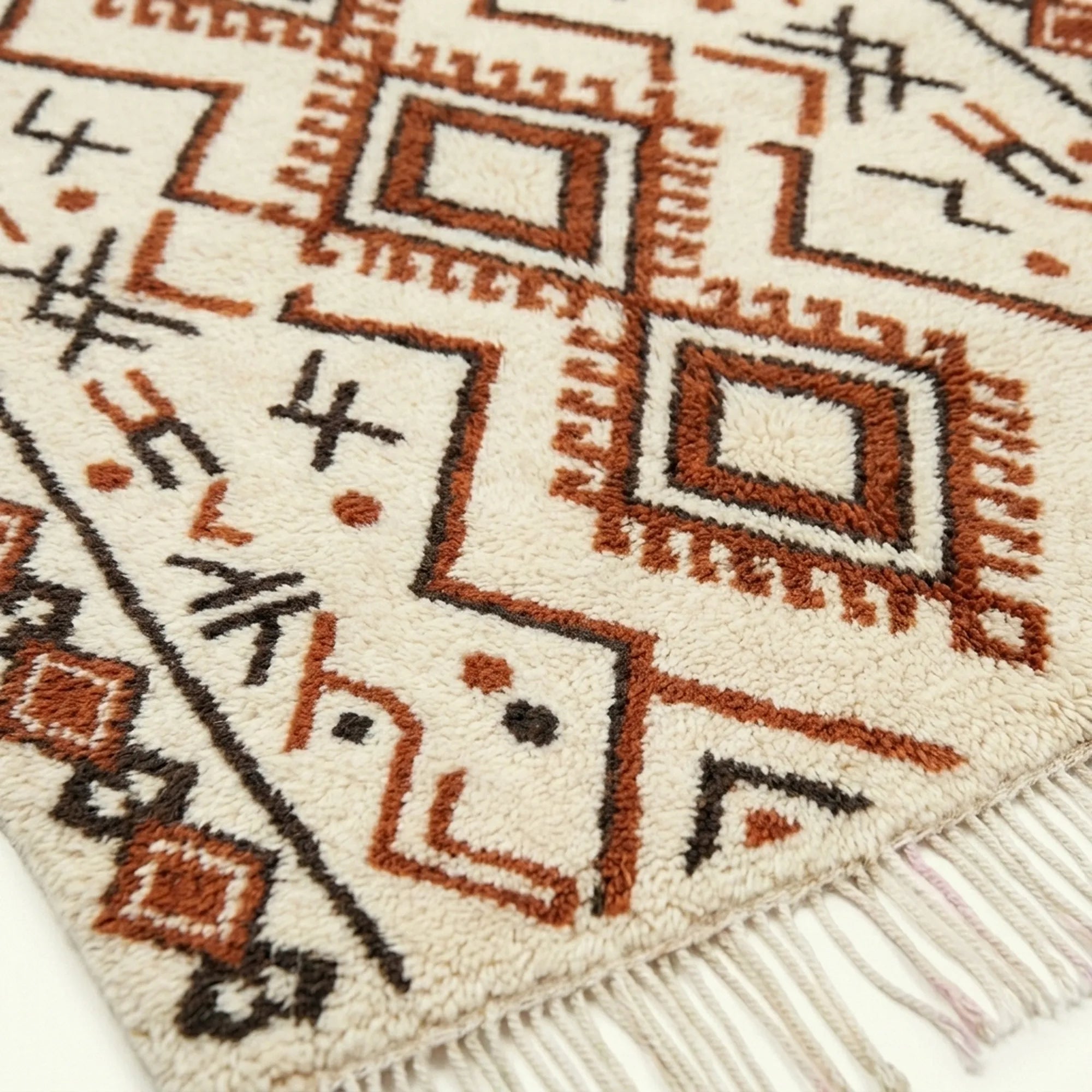 Ivory Azilal rug Tazirit with rust diamond border, border detail