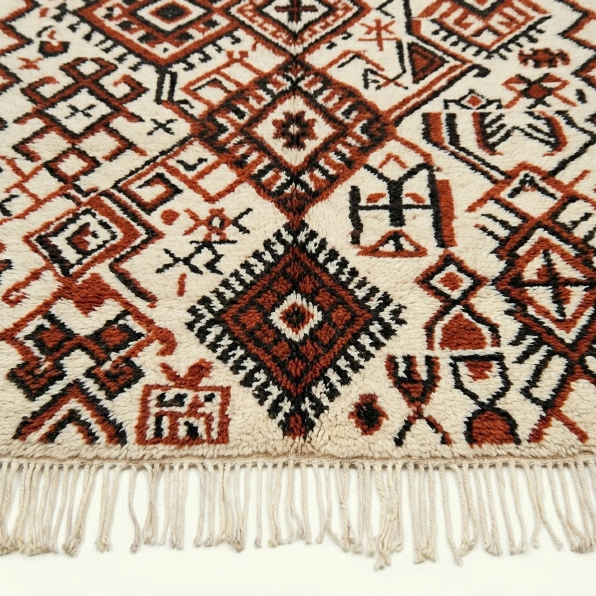 Ivory Azilal rug Tifin with burgundy diamond lattice, border detail