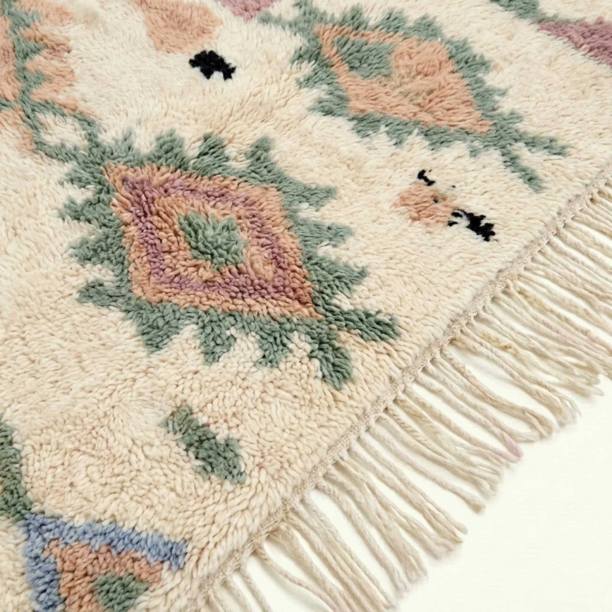 Ivory Azilal rug Tiwizi with pastel diamond columns, pattern detail