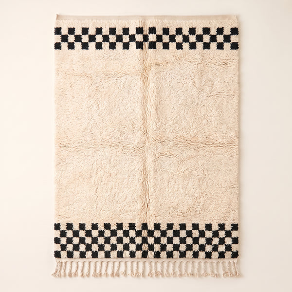 Tapis Mrirt Ivoire et Noir – Bordure en damier – Adrar
