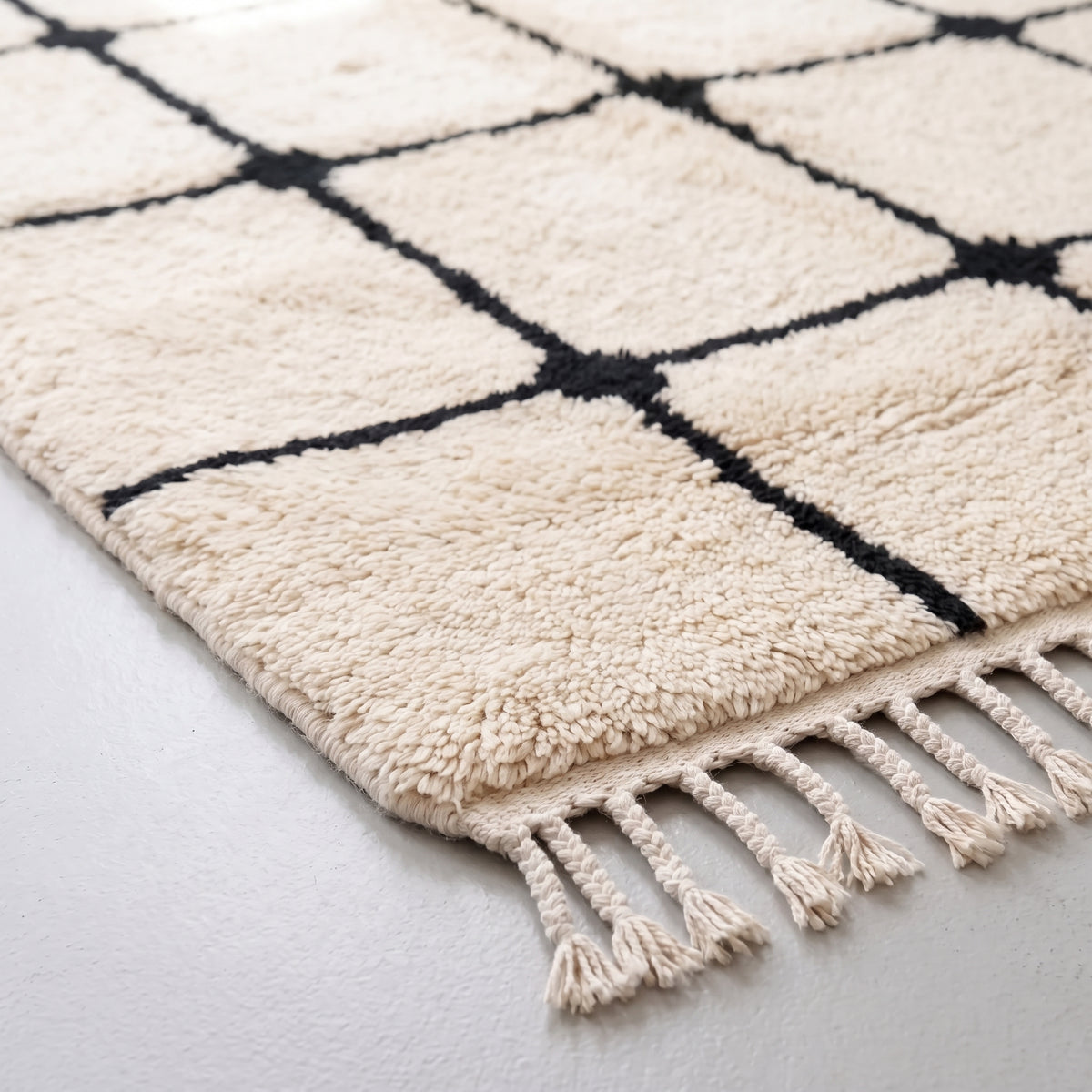 Detail of grid intersection knots and soft cream pile