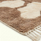 Ivory & Brown Mrirt rug Isfura, organic pebbles pattern detail
