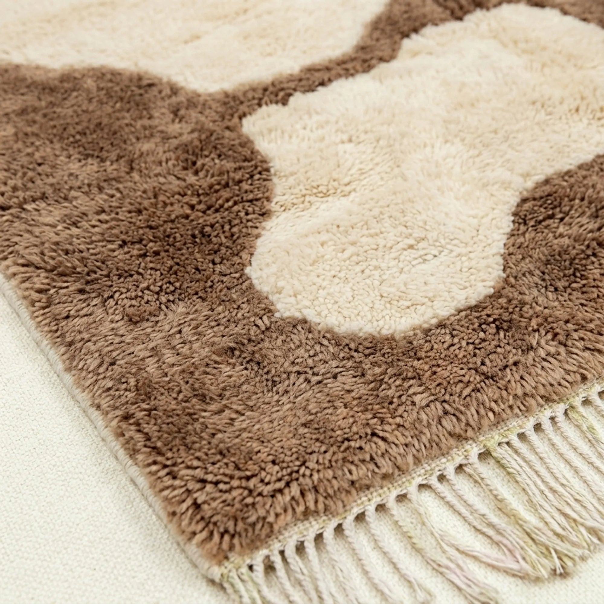Ivory & Brown Mrirt rug Isfura, organic pebbles edge detail